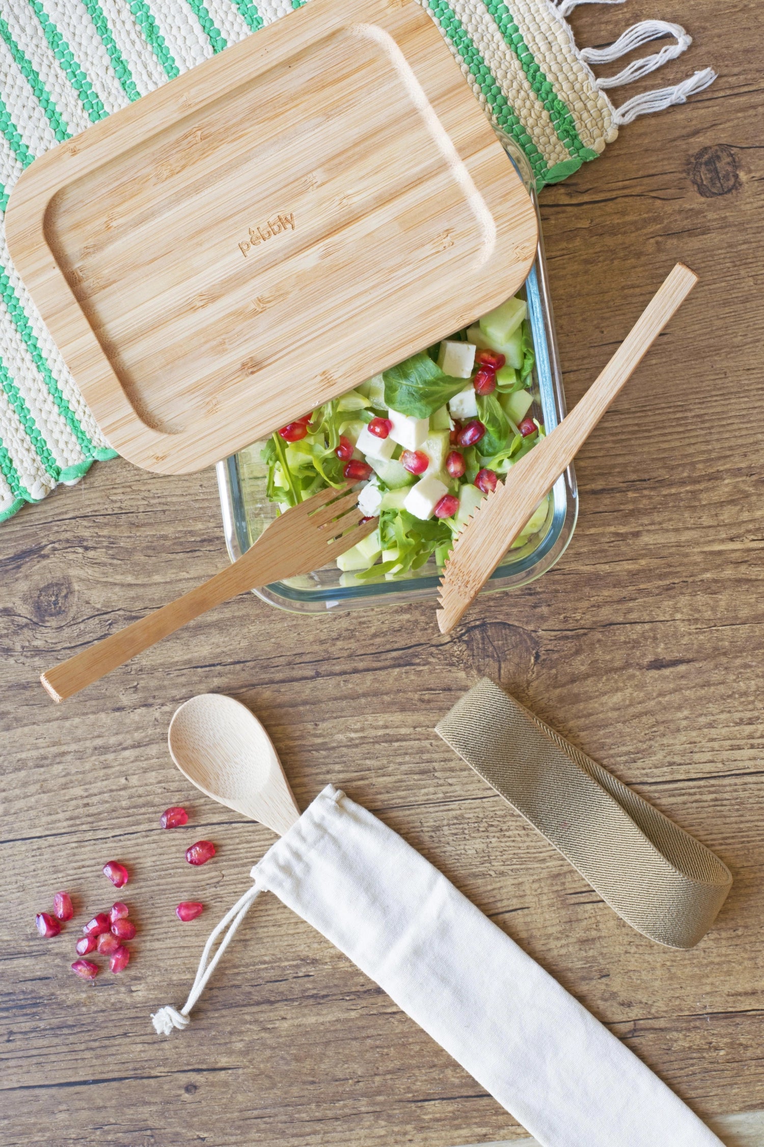 Moderne Lunchbox von Pebbly aus nachhaltigem Bambus, inklusive Bambusbesteck, ideal für gesunde Snacks und Mahlzeiten to go.