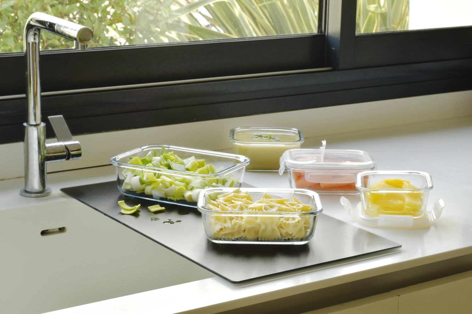 Elegantes 5-teiliges Starterset aus Glas von Pebbly, perfekt für die ordentliche Lagerung von Lebensmitteln in rechteckigen Behältern.