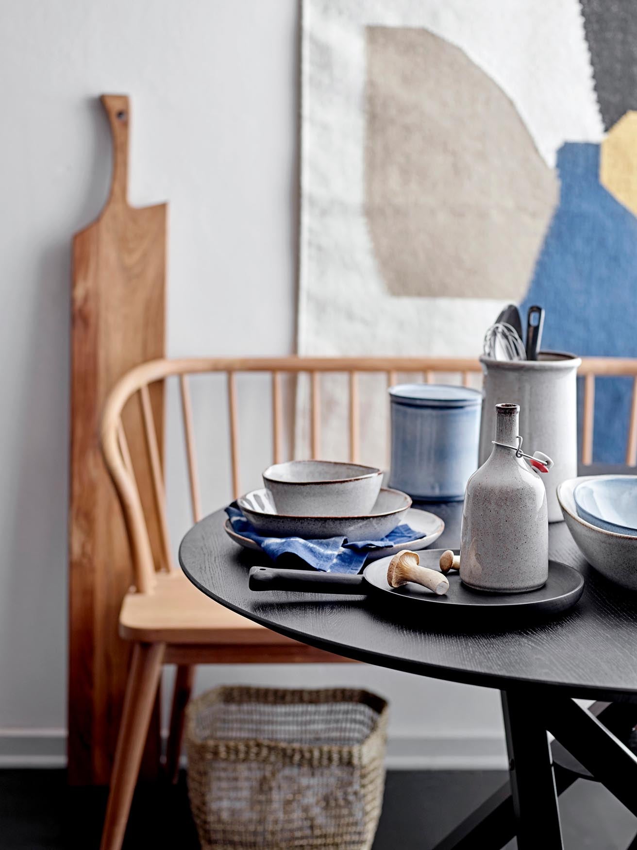 Elegante Sandrine Schale aus grauem Steingut von Bloomingville, ideal für stilvolle Tischdekoration und vielseitige Nutzung.