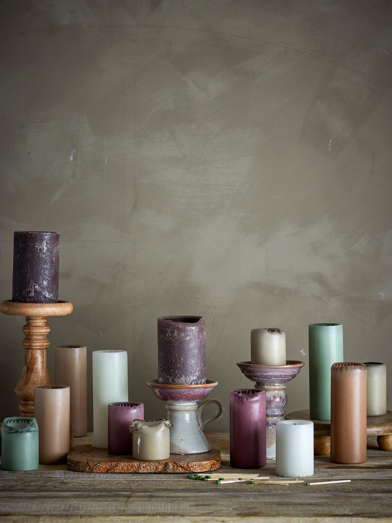 Die Anja Kerze von Bloomingville aus Paraffin bringt skandinavische Eleganz und ein warmes Ambiente in Ihr Zuhause.