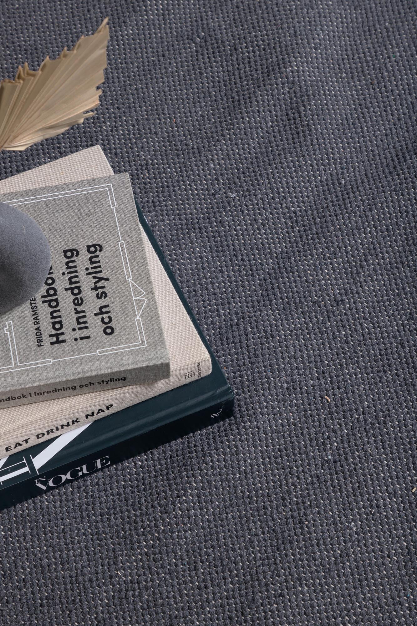 Erleben Sie den Panipat Teppich von Venture Home: Ein stilvolles, langlebiges Design in edlem Champagnerton, ideal für jeden Raum.