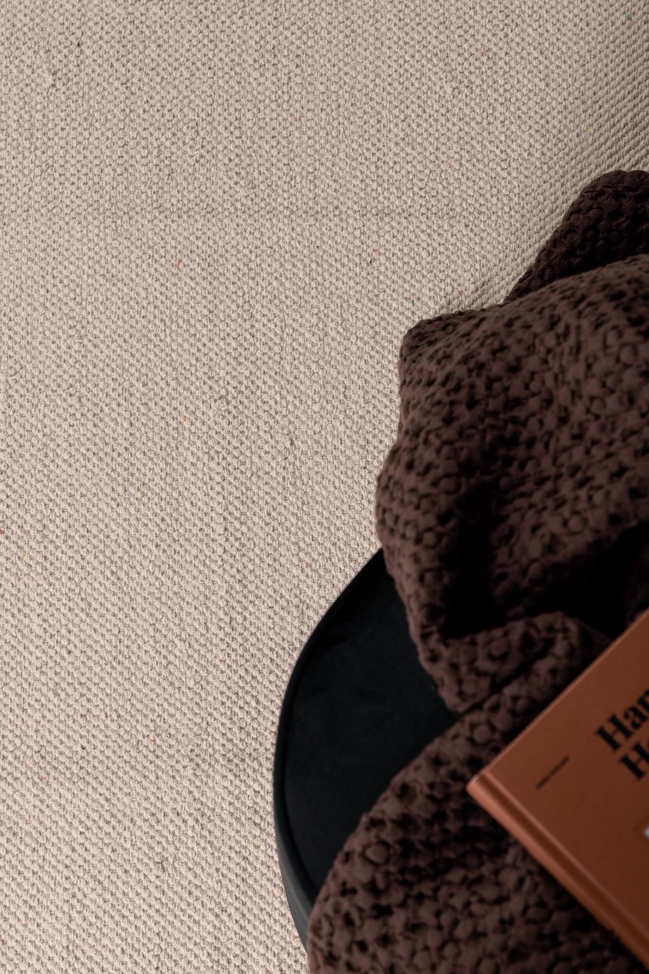 Erleben Sie den Panipat Teppich von Venture Home: Ein stilvolles, langlebiges Design in edlem Champagnerton, das jedem Raum Eleganz verleiht.