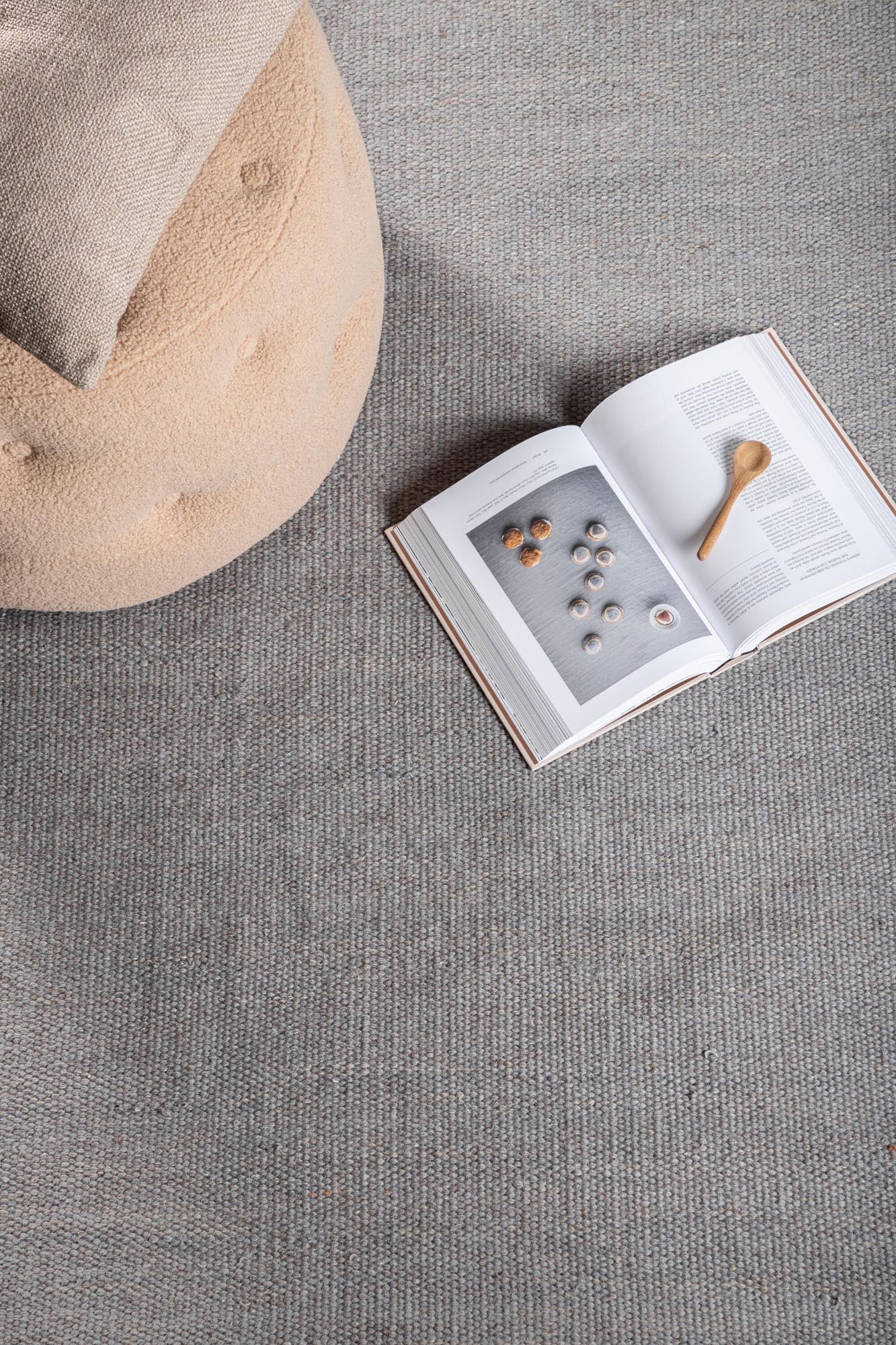 Jaipur Teppich in Hellgrau präsentiert im Onlineshop von KAQTU Design AG. Teppich ist von Venture Home