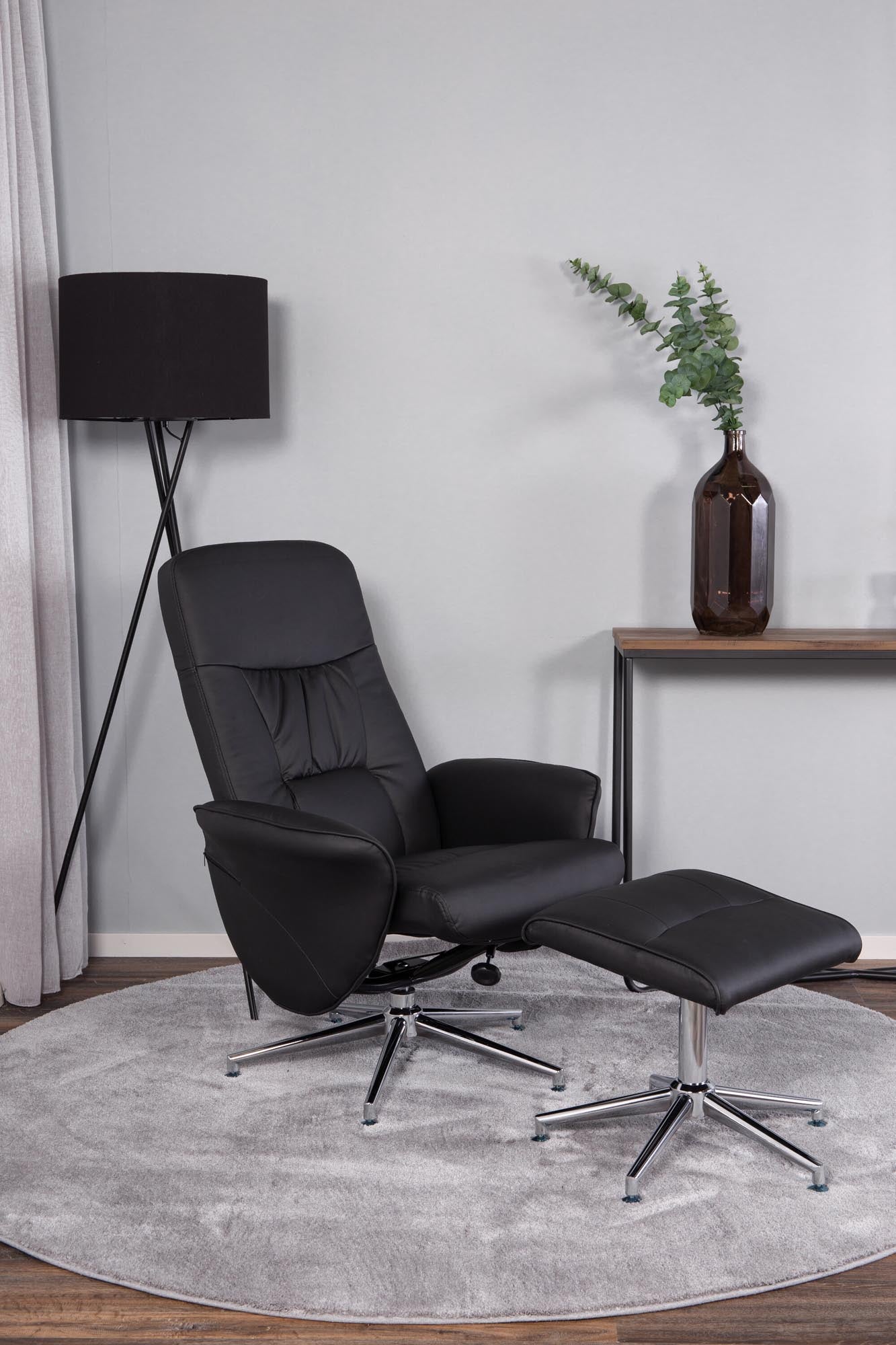 Eleganter Rolf Sessel von Venture Home, vereint modernes Design mit Komfort, perfekt für stilvolle Wohnräume.