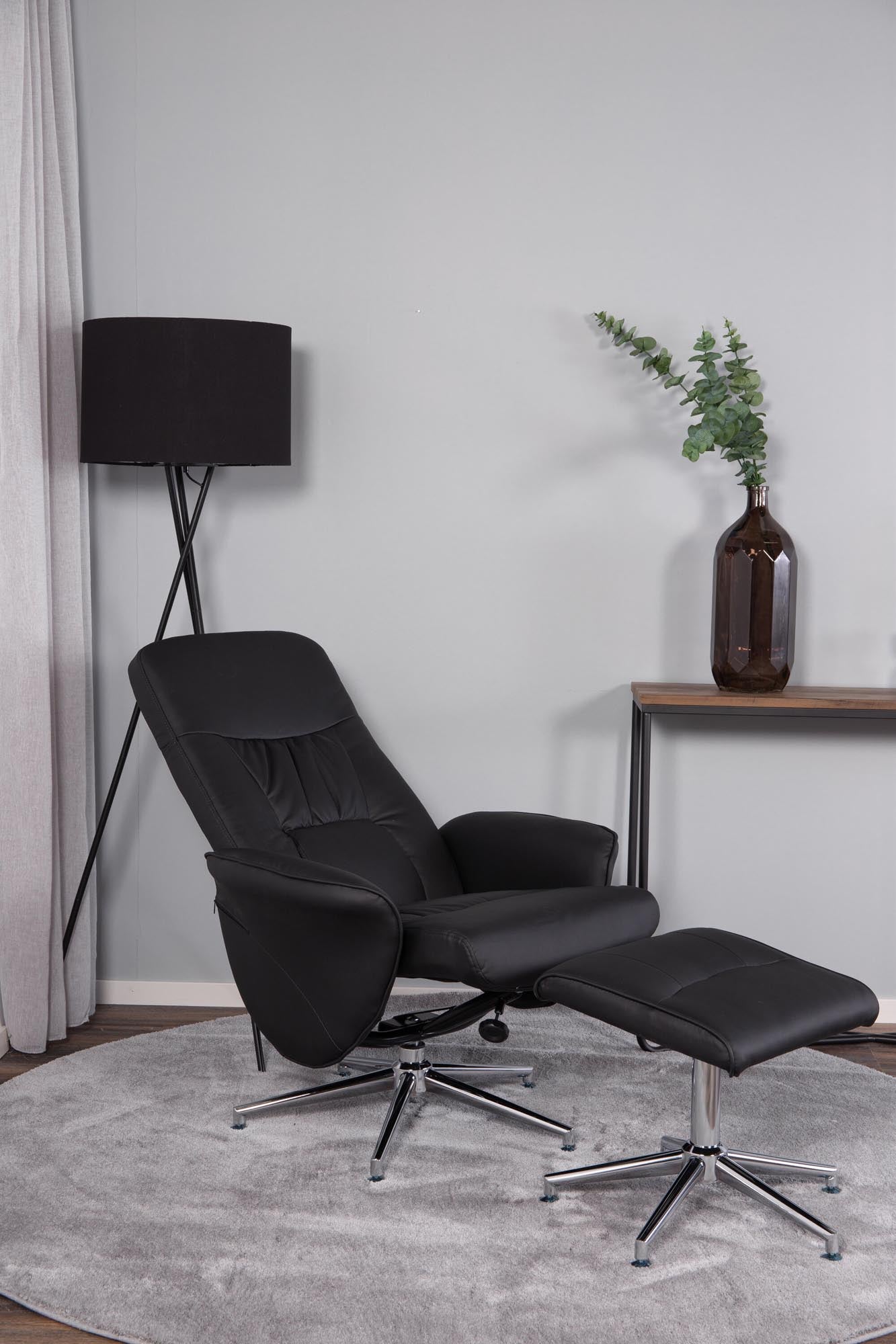 Eleganter Rolf Sessel von Venture Home, vereint modernes Design mit hohem Komfort, ideal für stilvolle und gemütliche Wohnräume.