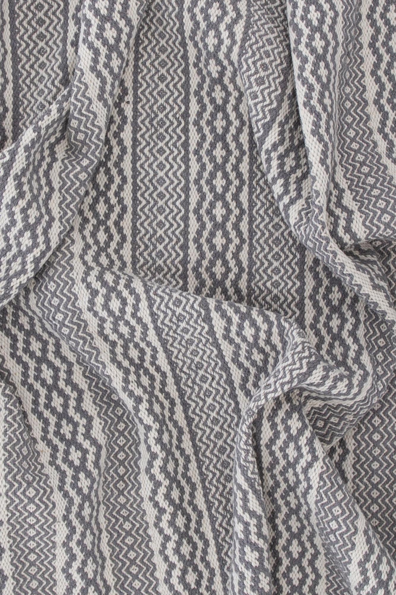 Erleben Sie den Sishu Teppich von Venture Home: Ein elegantes, handgewebtes Design aus hochwertiger Wolle, das Wärme und Charakter in Ihr Zuhause bringt.