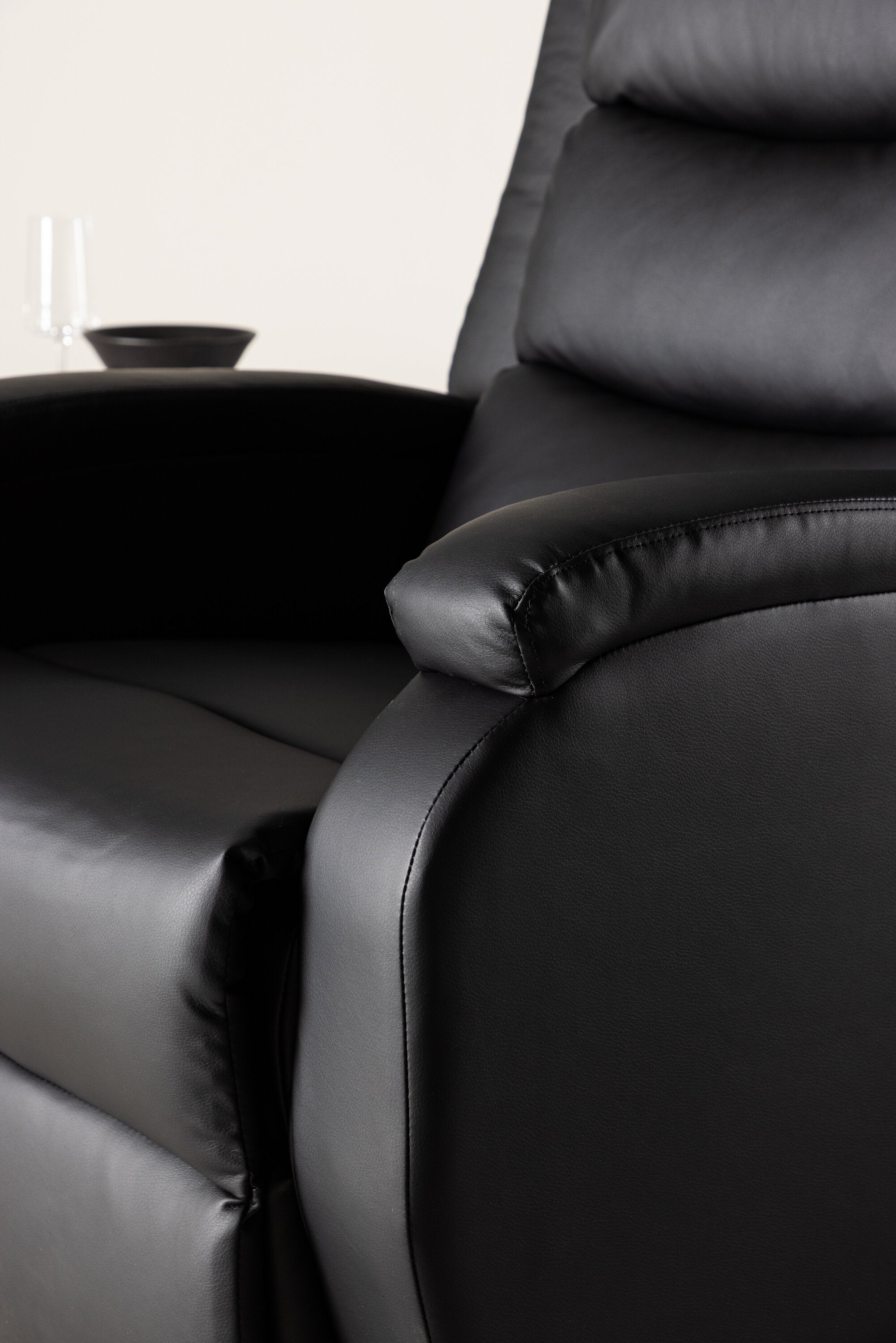 Bengt Sessel in Schwarz präsentiert im Onlineshop von KAQTU Design AG. Sessel mit Armlehnen ist von Venture Home