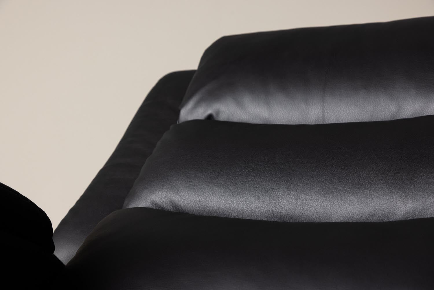 Erleben Sie den Bengt Sessel von Venture Home: Eleganz, Komfort und pflegeleichte Materialien vereinen sich für Ihre Wohlfühloase.