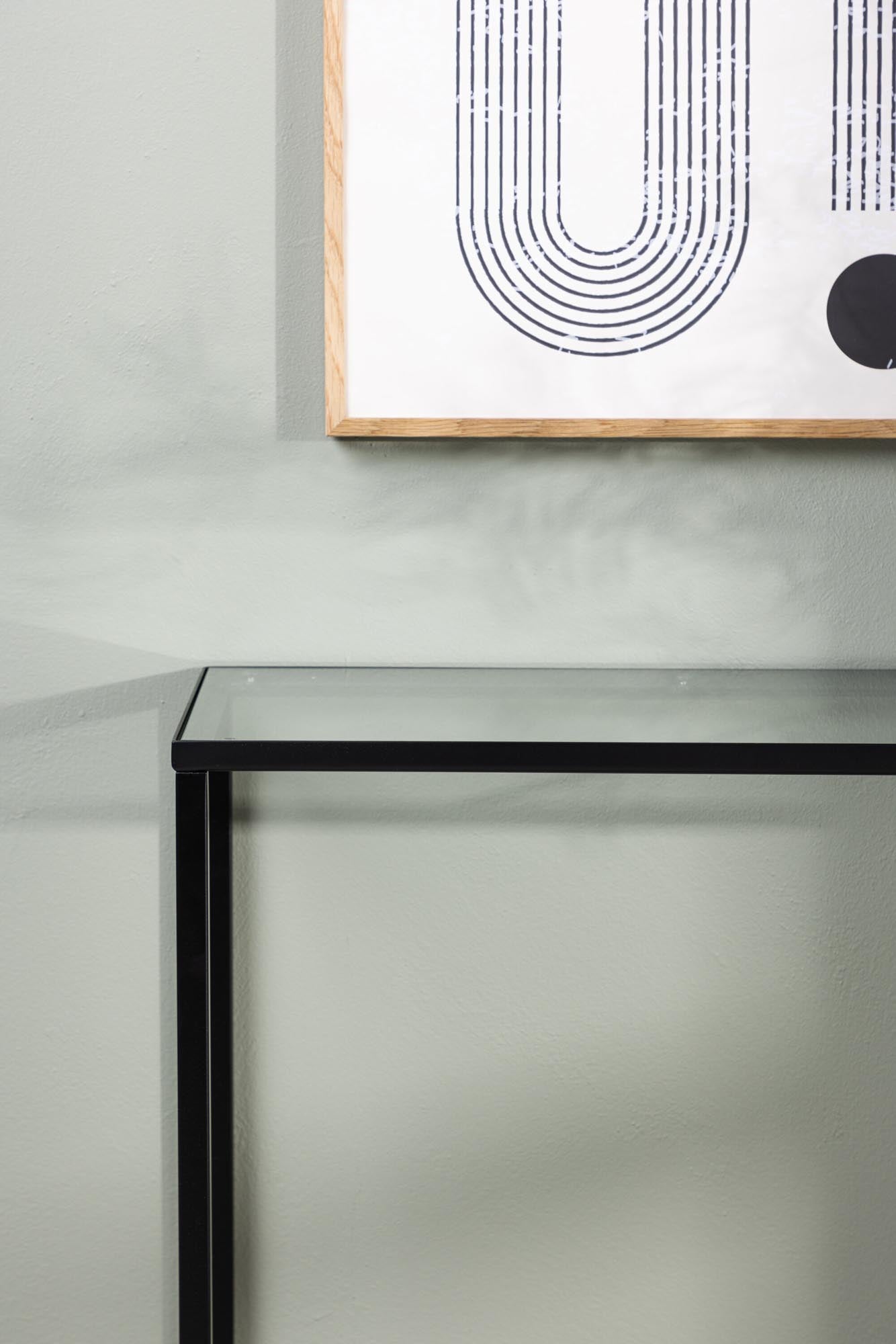 Entdecken Sie den Dipp Beistelltisch von Venture Home – ein stilvolles Möbelstück mit eleganter Glasoberfläche und robustem Stahlrahmen. Ideal für jeden Raum!