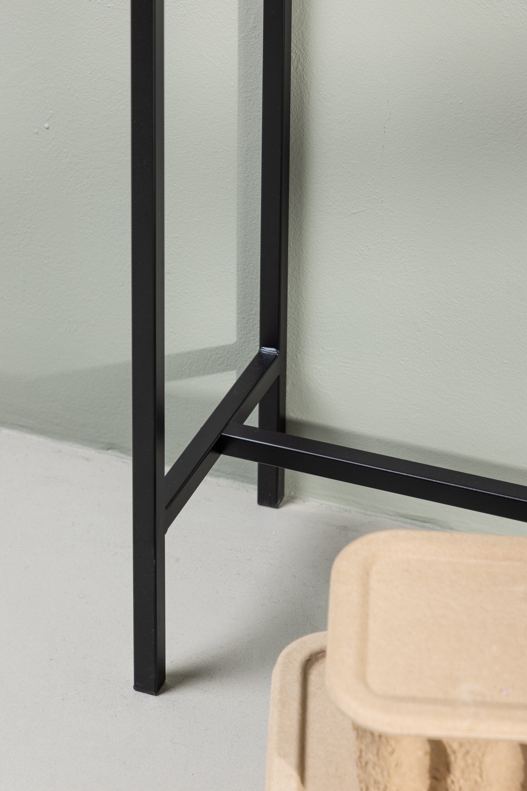 Dipp Beistelltisch in Schwarz präsentiert im Onlineshop von KAQTU Design AG. Beistelltisch ist von Venture Home