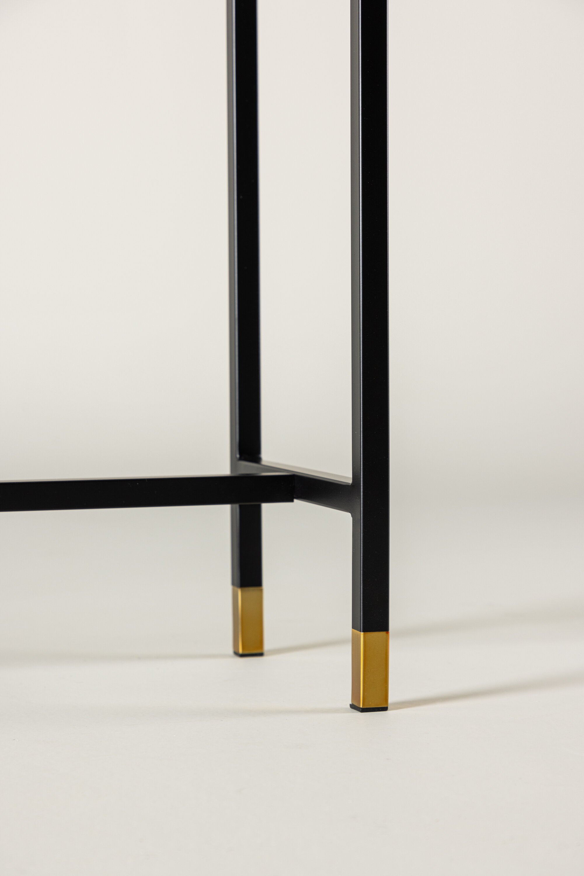 Dipp Beistelltisch in Schwarz/Gold präsentiert im Onlineshop von KAQTU Design AG. Beistelltisch ist von Venture Home