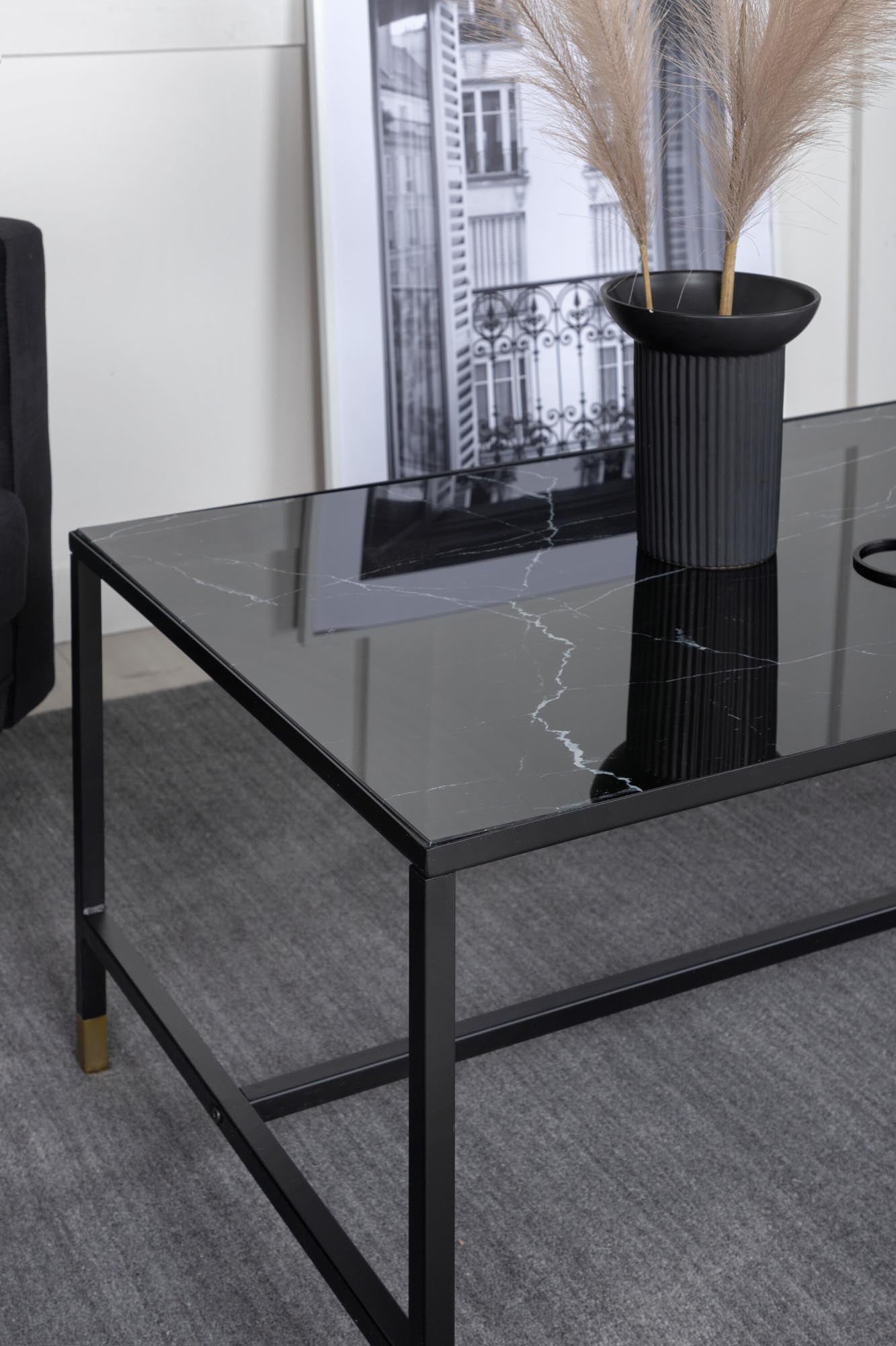 Entdecken Sie den Dipp Beistelltisch von Venture Home – ein stilvolles Möbelstück mit eleganter Glasoberfläche und robustem Stahlrahmen. Ideal für jeden Raum!