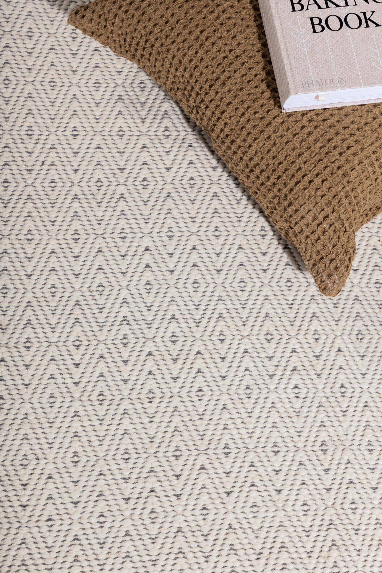 Julana Teppich in Beige präsentiert im Onlineshop von KAQTU Design AG. Teppich ist von Venture Home