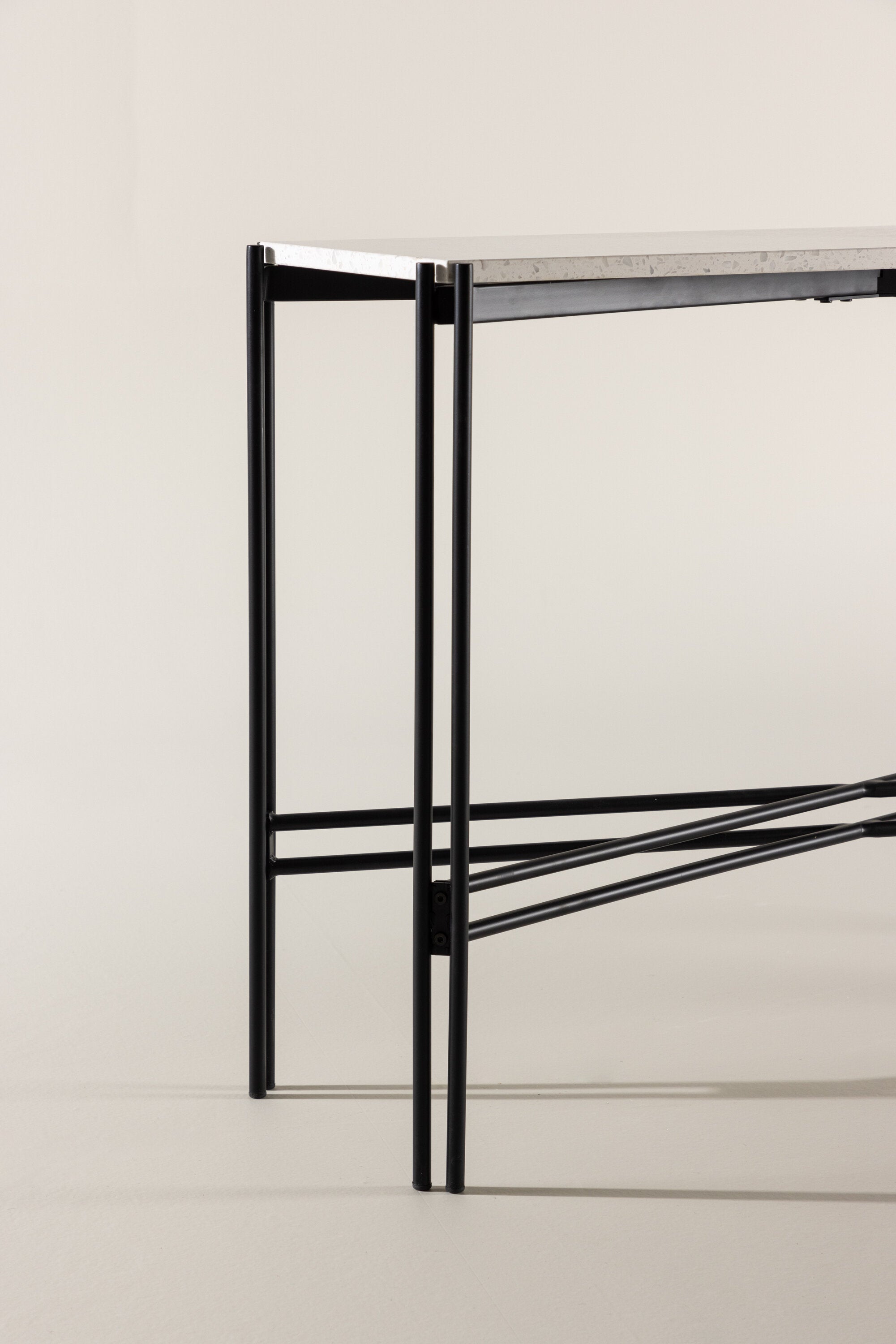 Razzia Beistelltisch in Weiss präsentiert im Onlineshop von KAQTU Design AG. Beistelltisch ist von Venture Home