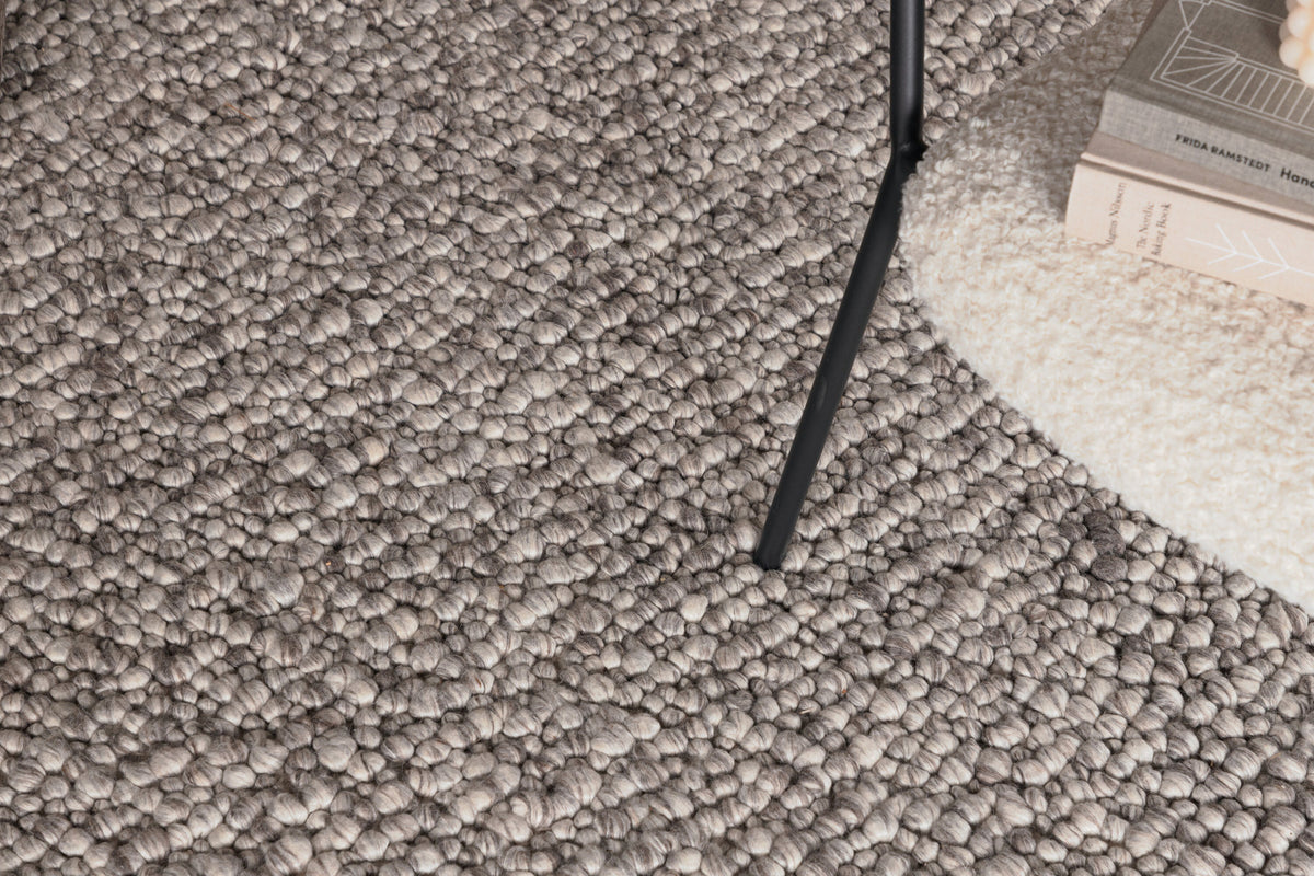 Jajru Teppich in Hellgrau präsentiert im Onlineshop von KAQTU Design AG. Teppich ist von Venture Home