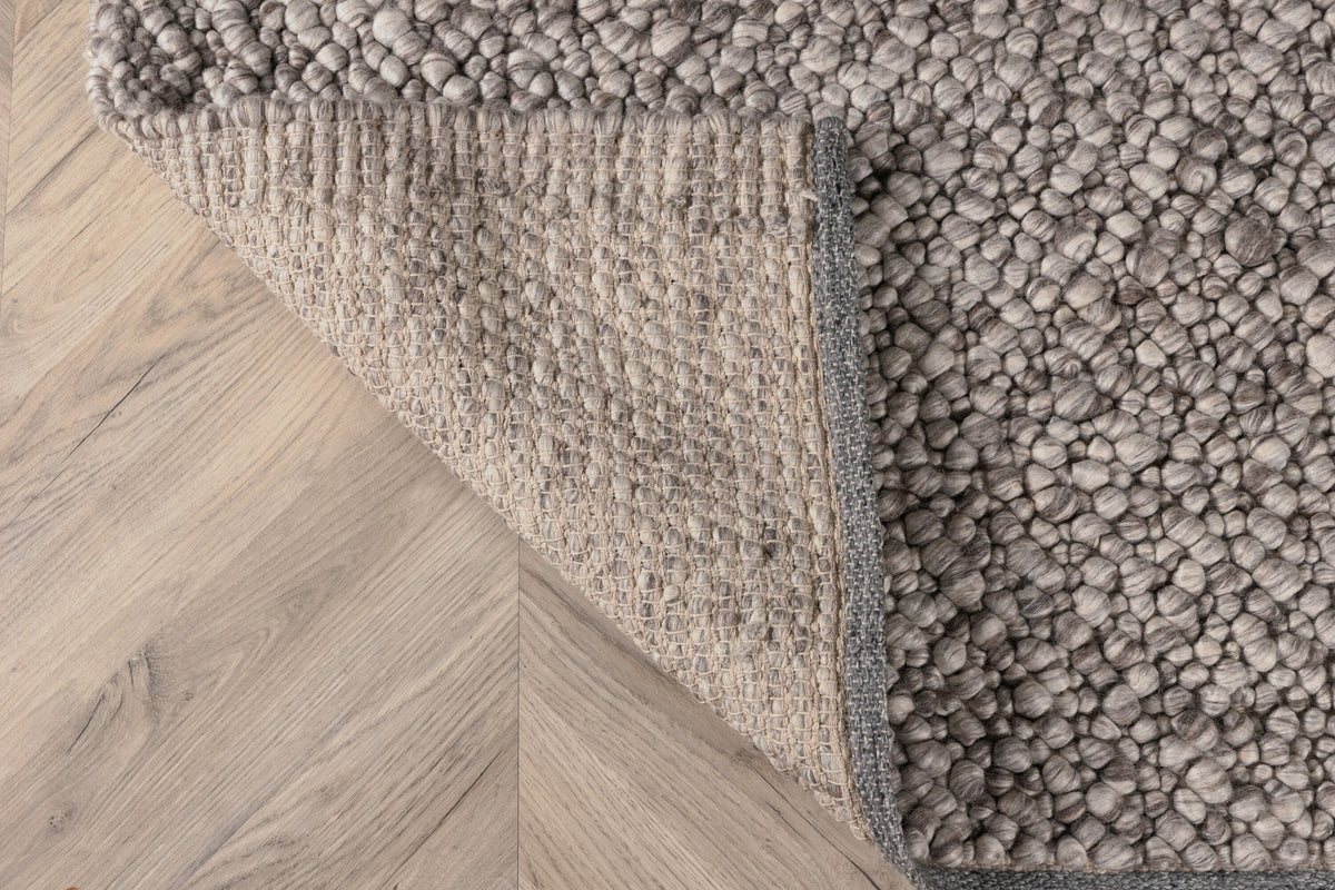 Jajru Teppich in Hellgrau präsentiert im Onlineshop von KAQTU Design AG. Teppich ist von Venture Home