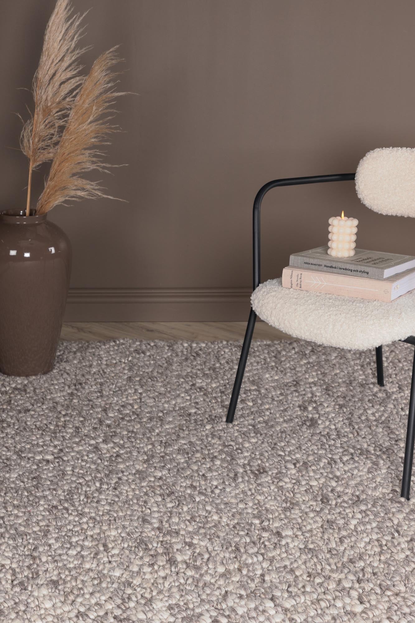 Jajru Teppich in Hellgrau präsentiert im Onlineshop von KAQTU Design AG. Teppich ist von Venture Home