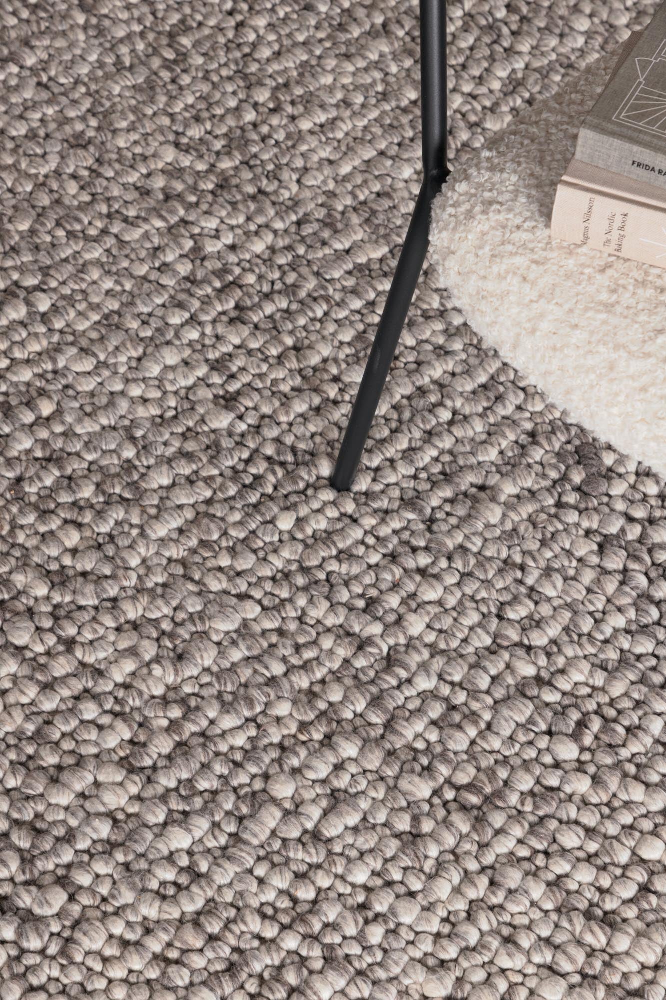 Jajru Teppich in Hellgrau präsentiert im Onlineshop von KAQTU Design AG. Teppich ist von Venture Home