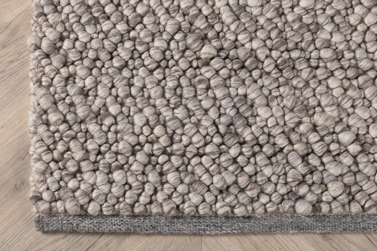 Jajru Teppich in Hellgrau präsentiert im Onlineshop von KAQTU Design AG. Teppich ist von Venture Home