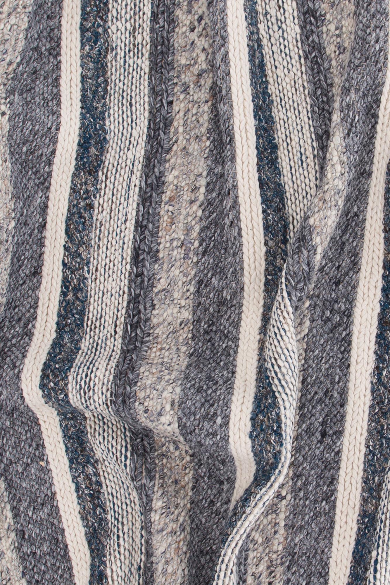 Der Agra Teppich von Venture Home vereint stilvolles Design mit Funktionalität. Hergestellt aus 100% Wolle, ist er schmutzabweisend und pflegeleicht.