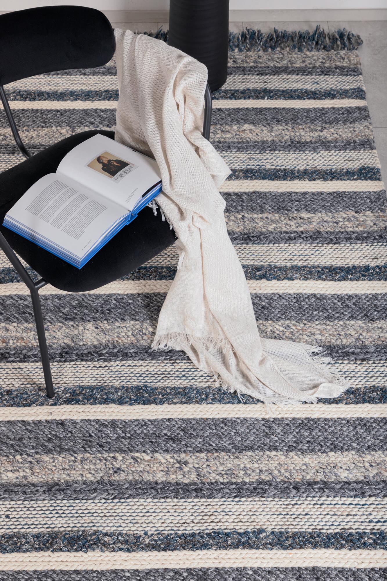 Der Agra Teppich von Venture Home kombiniert elegantes Design mit praktischen Vorteilen. Aus 100% Wolle gefertigt, ist er langlebig und pflegeleicht.