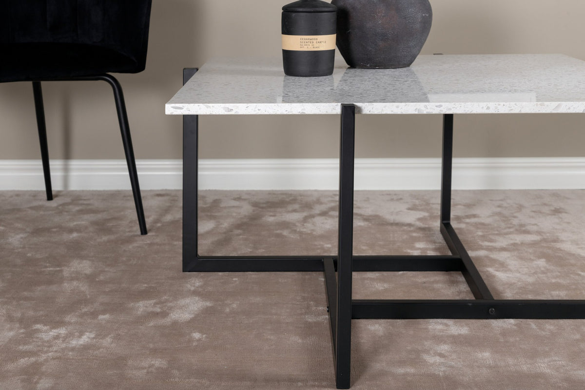 Beistelltisch Hybrid Coffee Tisch von Venture Home mit weisser Terrazzo-Tischplatte und schwarzem Stahlgestell, quadratische Form, freistehend.