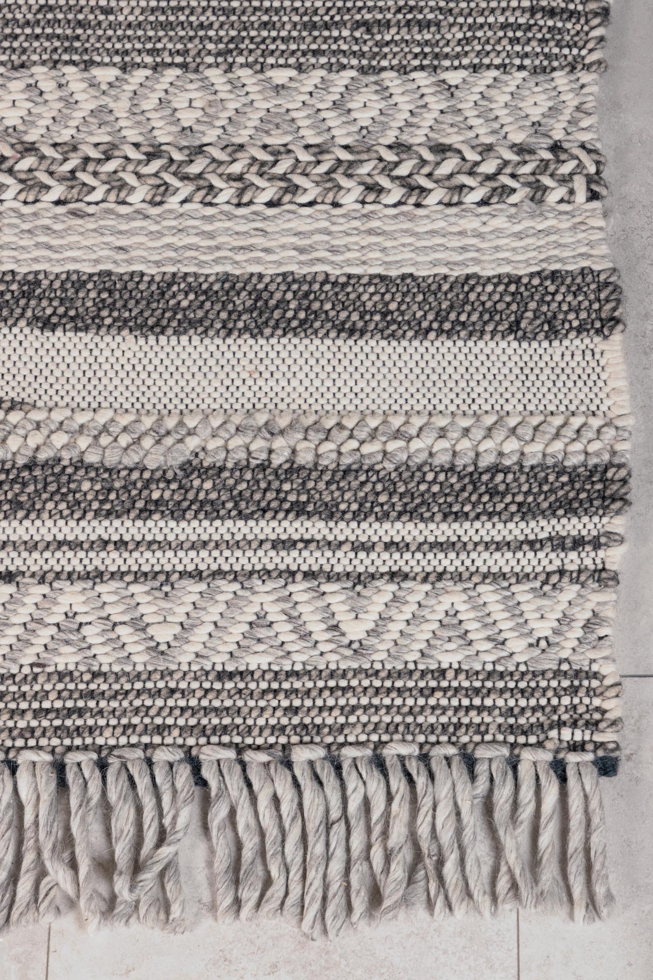 Der Alwar Teppich von Venture Home: 100% Wolle, modernes Design in Weiss und Grau, schmutzabweisend, vielseitig und langlebig.