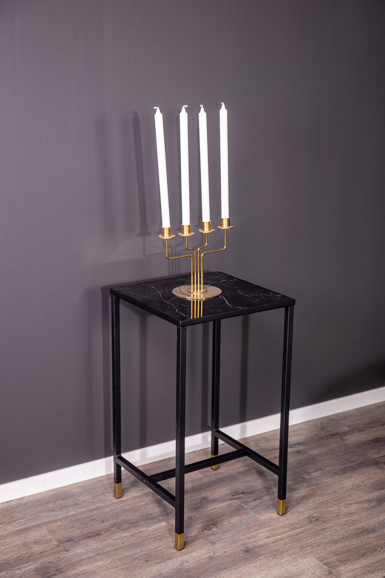 Eleganter Dipp Nachttisch von Venture Home: Robustes Stahlgestell, luxuriöse Marmoroptik und vielseitig einsetzbar für jeden Raum.