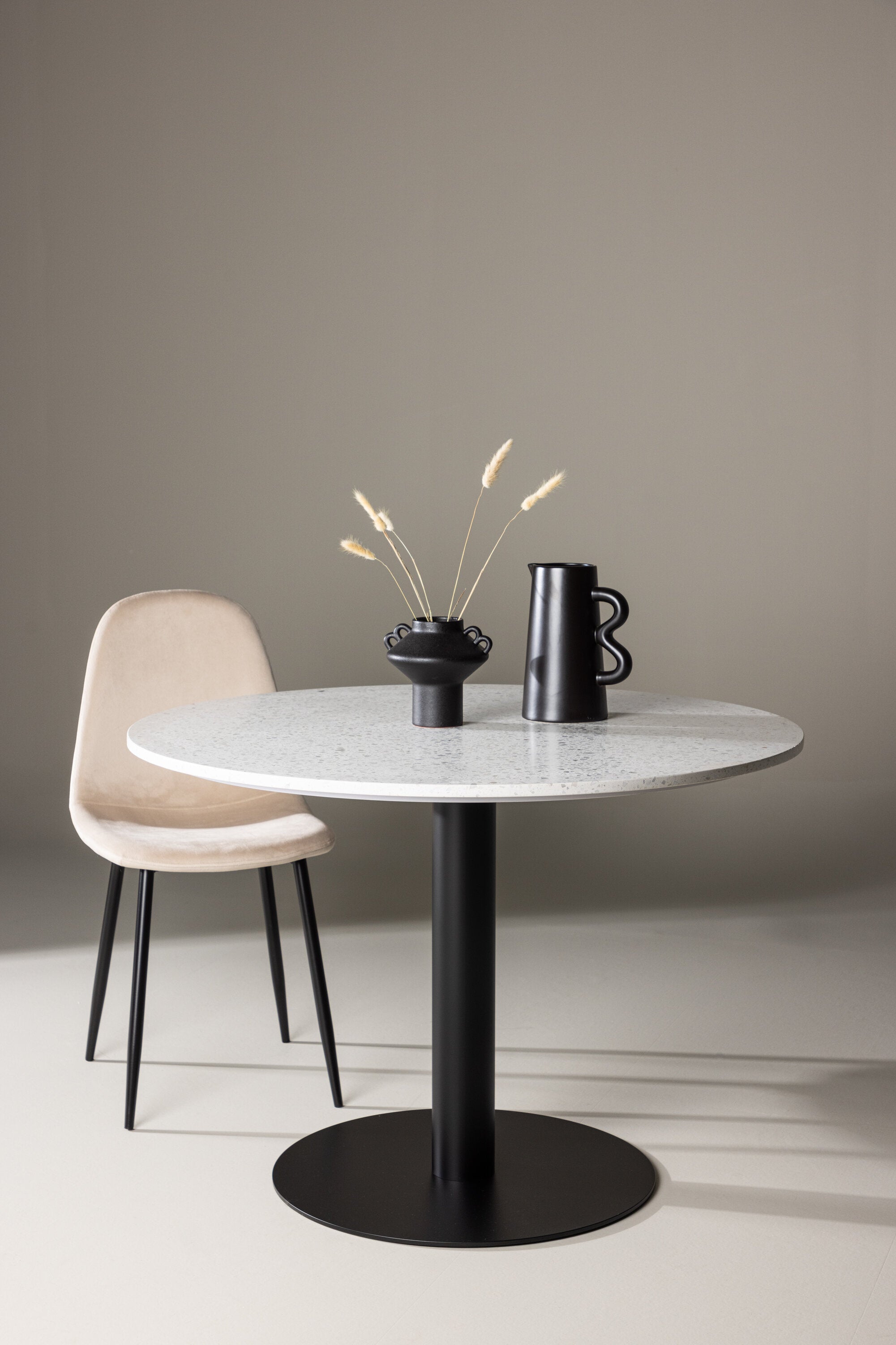 Razzia Tisch in Weiss präsentiert im Onlineshop von KAQTU Design AG. Esstisch ist von Venture Home