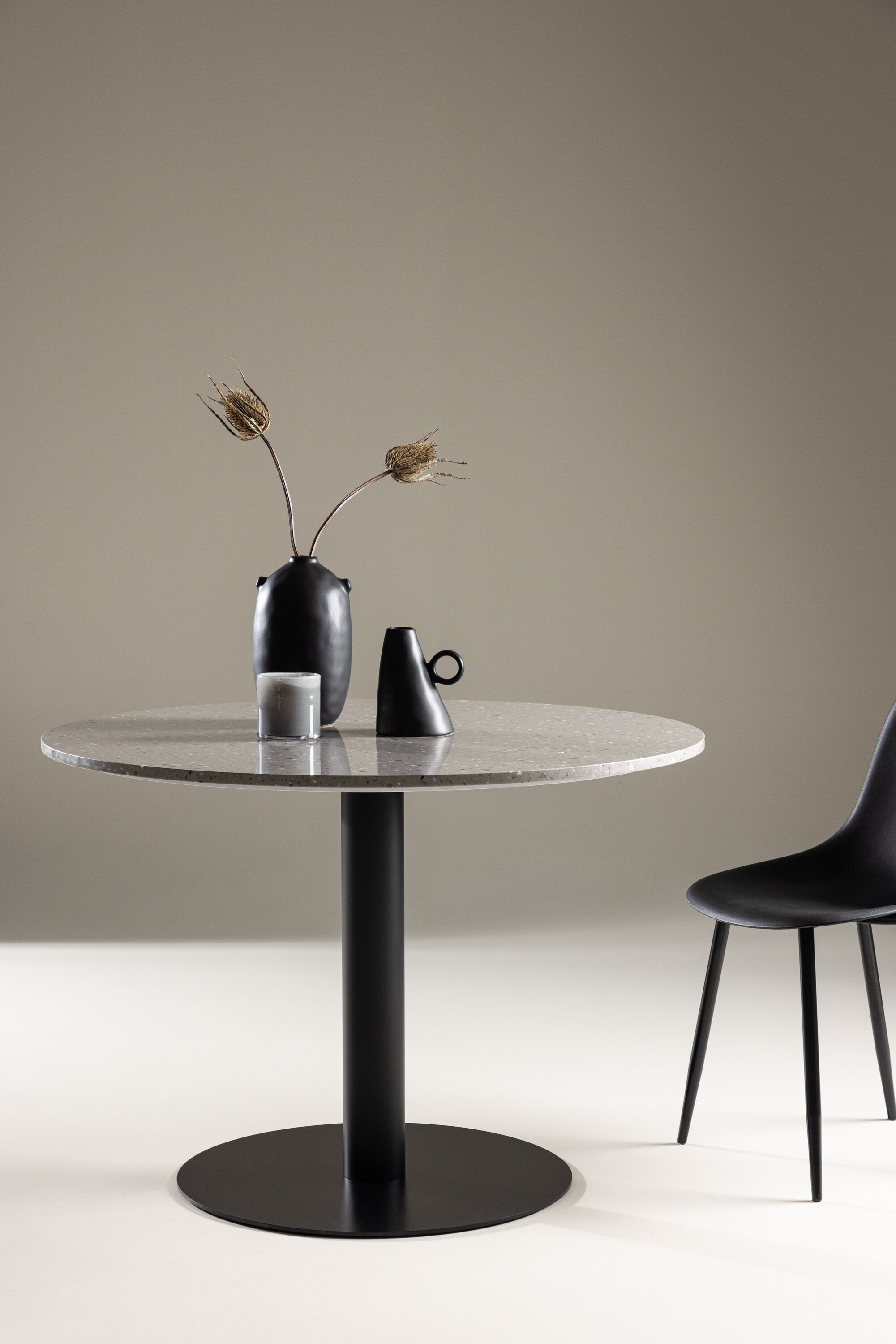 Razzia Tisch in Grau präsentiert im Onlineshop von KAQTU Design AG. Esstisch ist von Venture Home