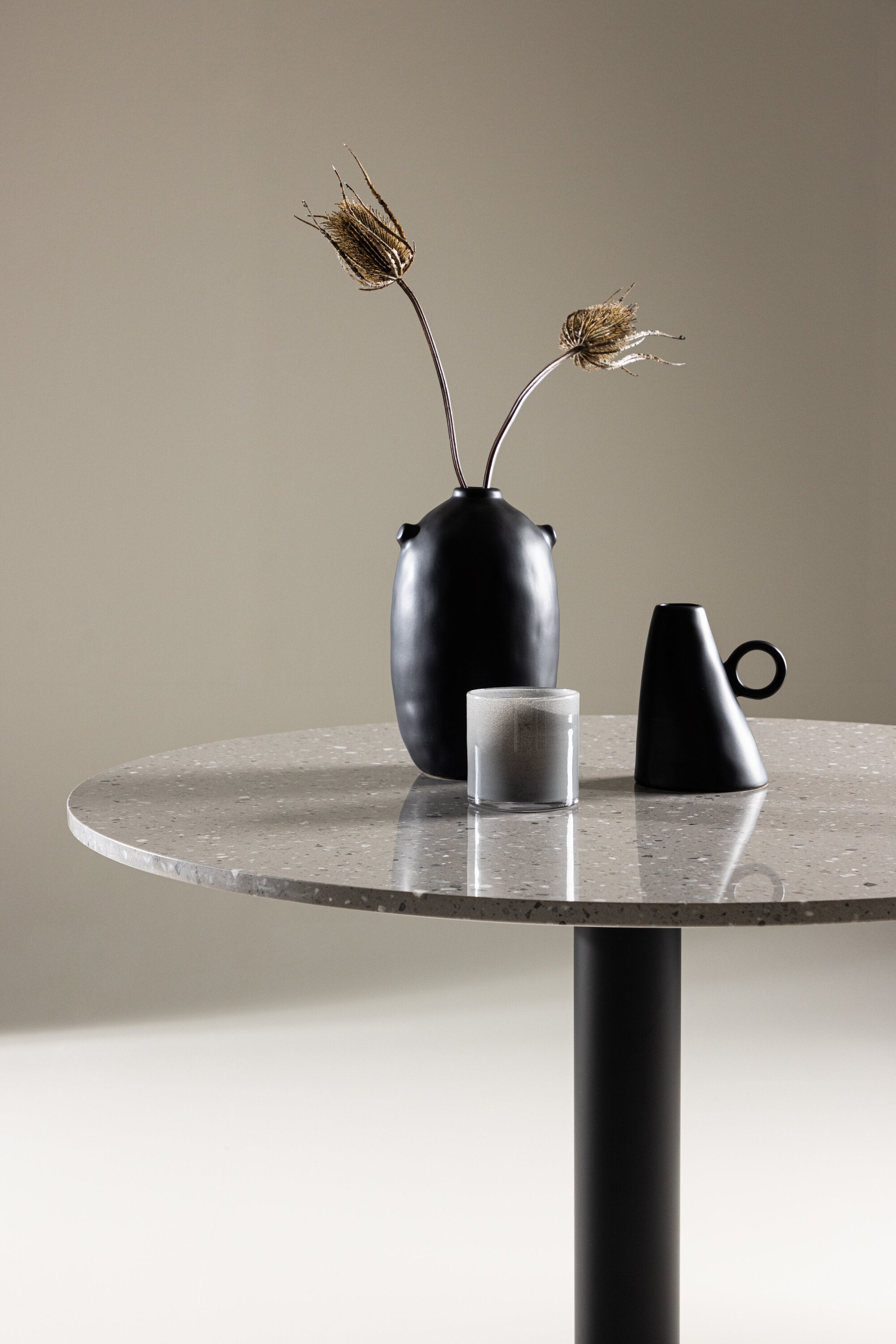 Razzia Tisch in Grau präsentiert im Onlineshop von KAQTU Design AG. Esstisch ist von Venture Home