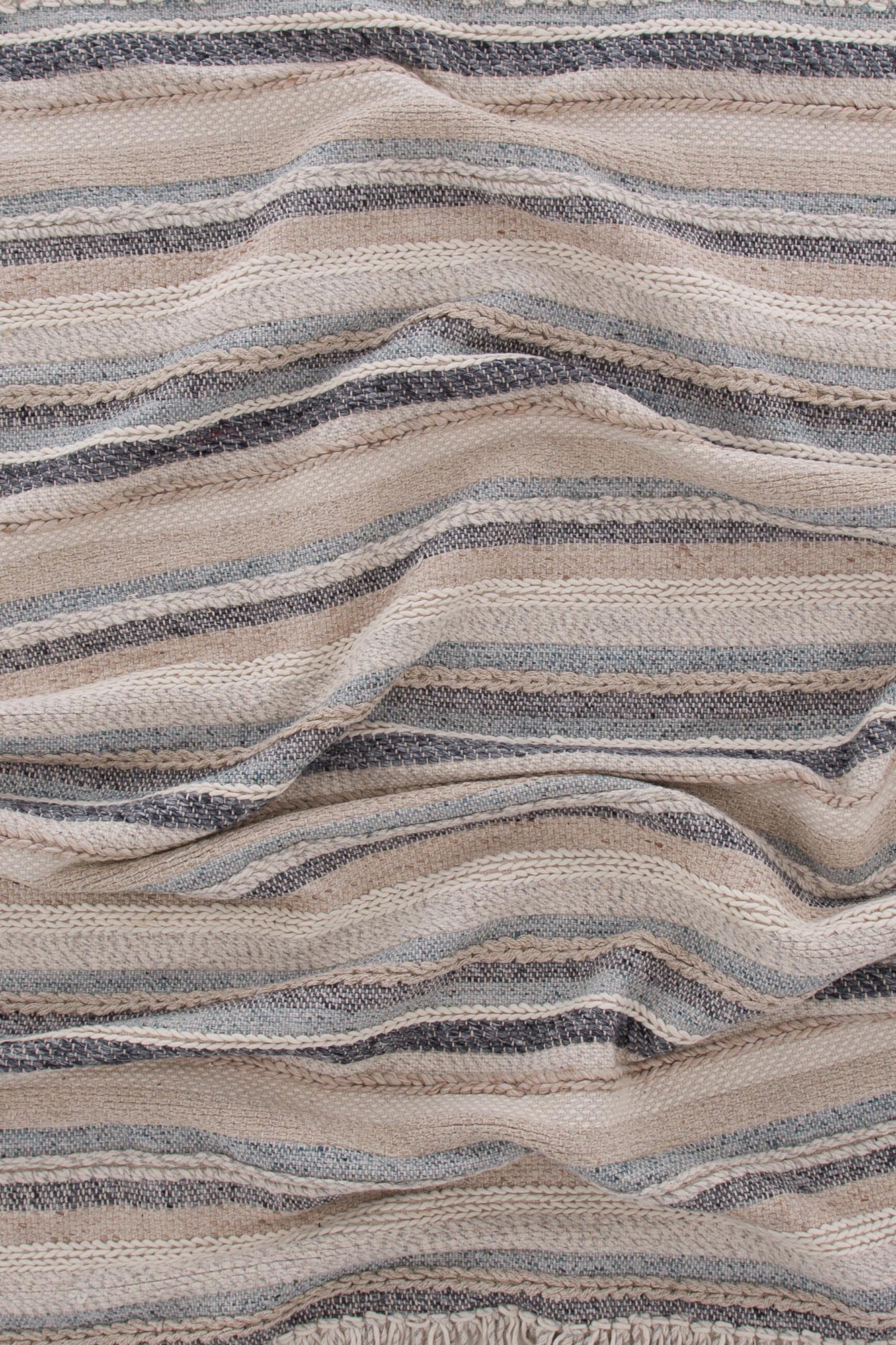 Entdecken Sie den Gudha Teppich von Venture Home – ein einzigartiges, handgewebtes Meisterwerk aus Wolle, das Ihrem Raum Eleganz und Gemütlichkeit verleiht.