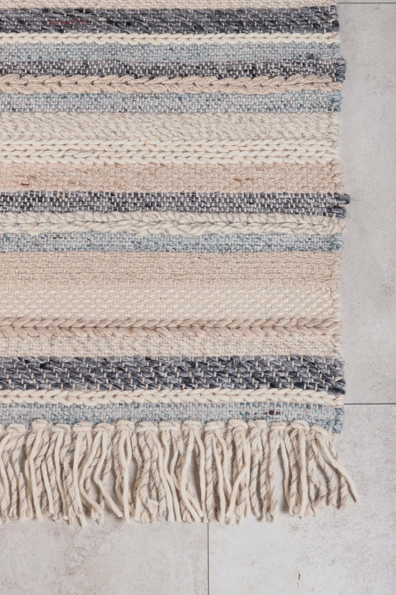 Gudha Teppich von Venture Home: Ein handgewebtes Kunstwerk aus hochwertiger Wolle, das Ihrem Zuhause Wärme und Eleganz verleiht.