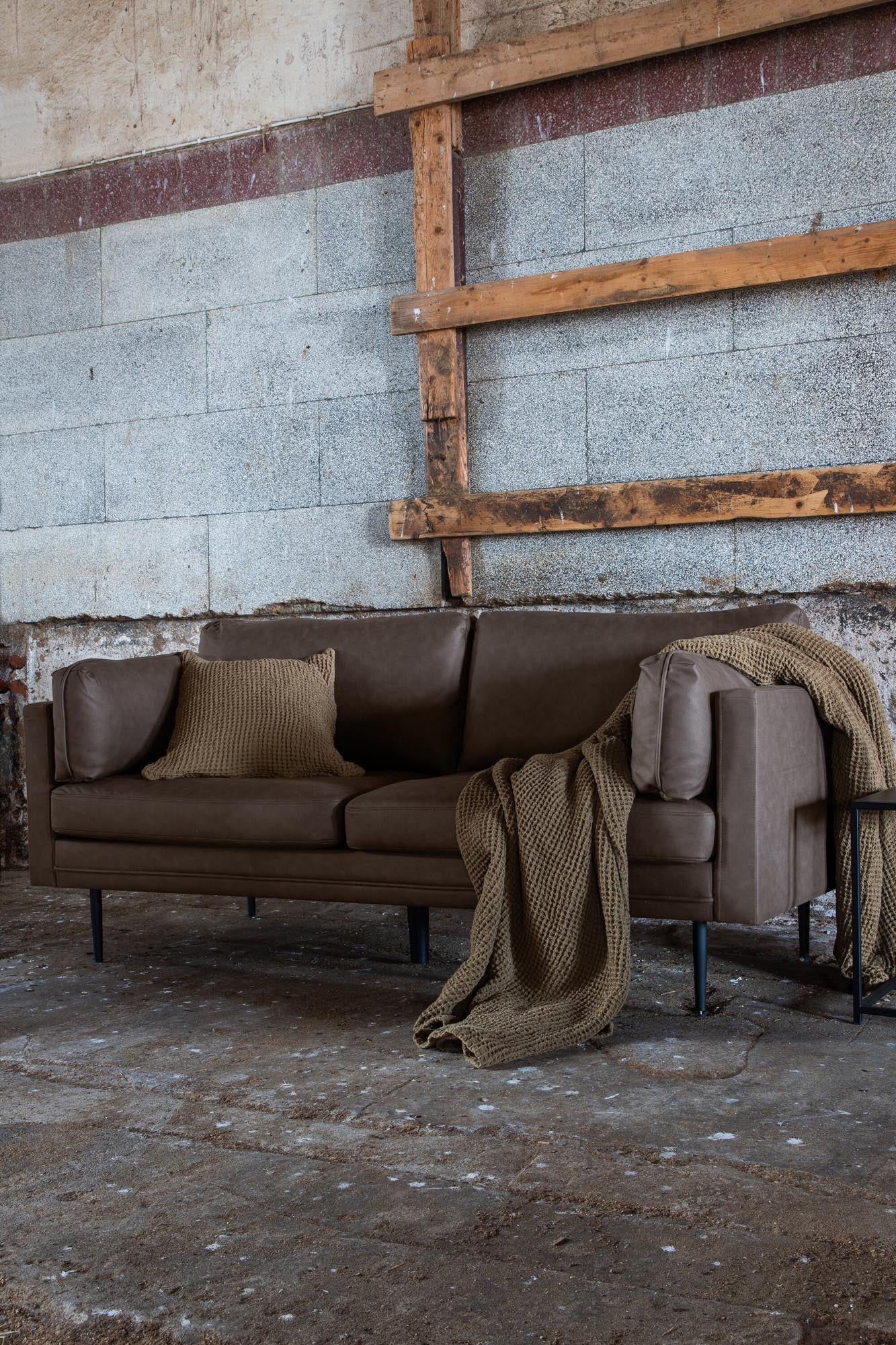 Boom Sofa in Braun/Schwarz präsentiert im Onlineshop von KAQTU Design AG. 3er Sofa ist von Venture Home