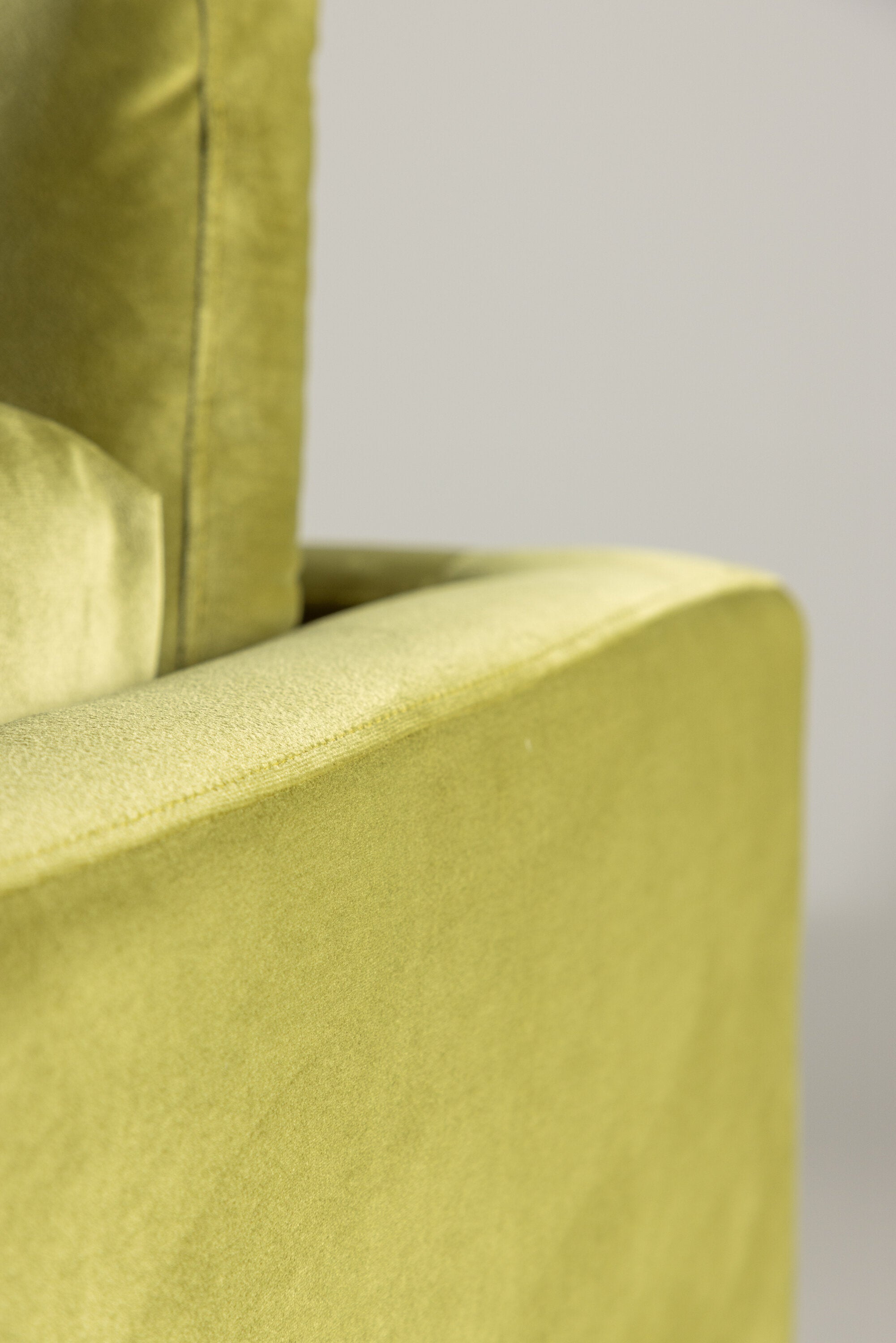 Boom Sofa in Grün präsentiert im Onlineshop von KAQTU Design AG. 3er Sofa ist von Venture Home