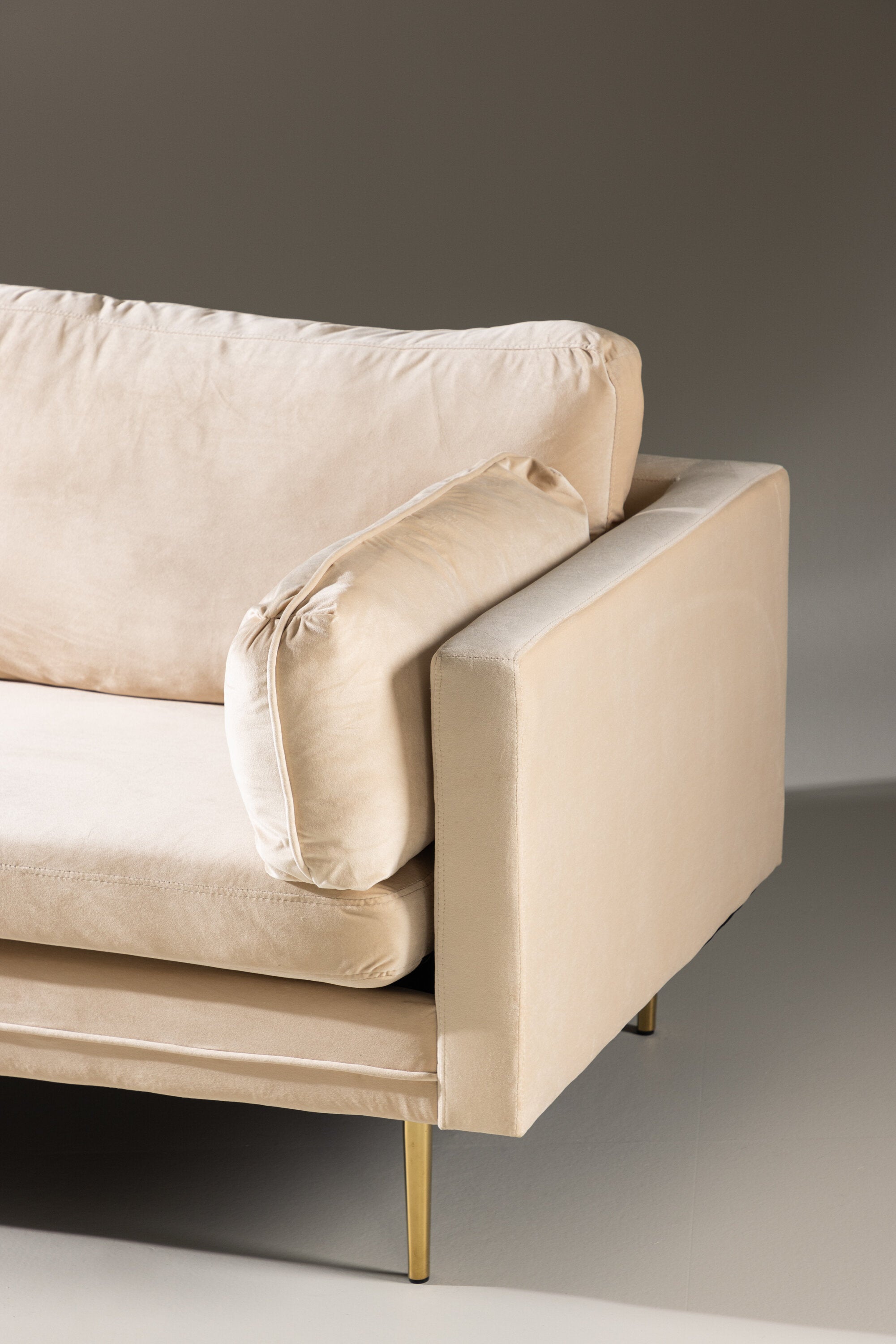 Boom Sofa in Creme präsentiert im Onlineshop von KAQTU Design AG. 3er Sofa ist von Venture Home