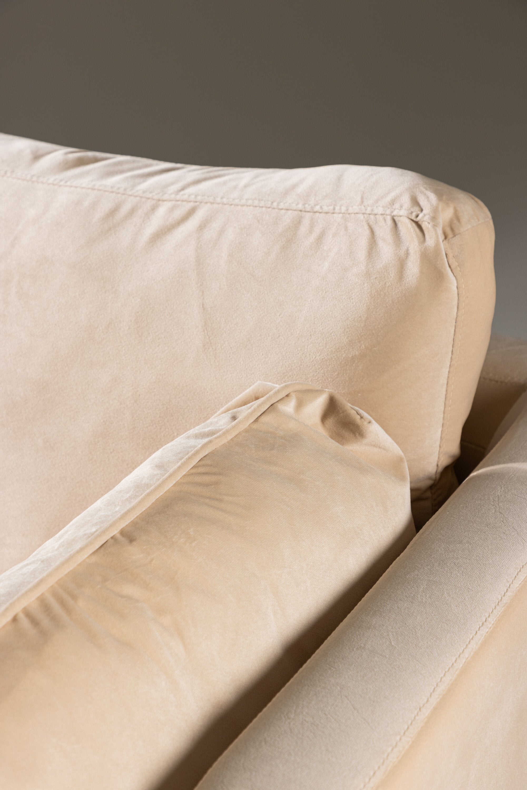 Boom Sofa in Creme präsentiert im Onlineshop von KAQTU Design AG. 3er Sofa ist von Venture Home