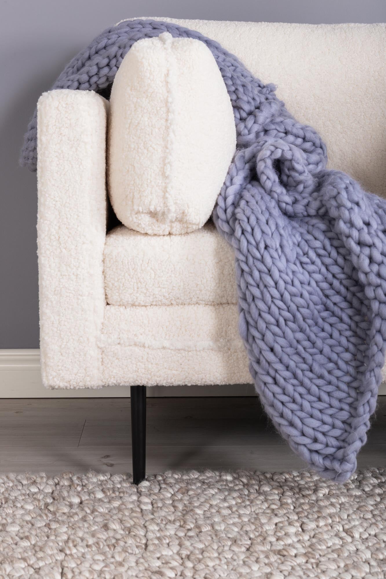 Entdecken Sie den Boom Sessel von Venture Home – ein stilvolles Möbelstück aus luxuriösem Samt, das Komfort und modernes Design vereint.