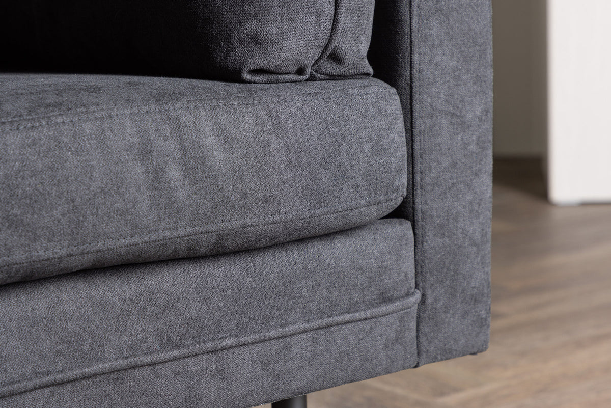 Boom Sessel in Schwarz präsentiert im Onlineshop von KAQTU Design AG. Sessel mit Armlehnen ist von Venture Home