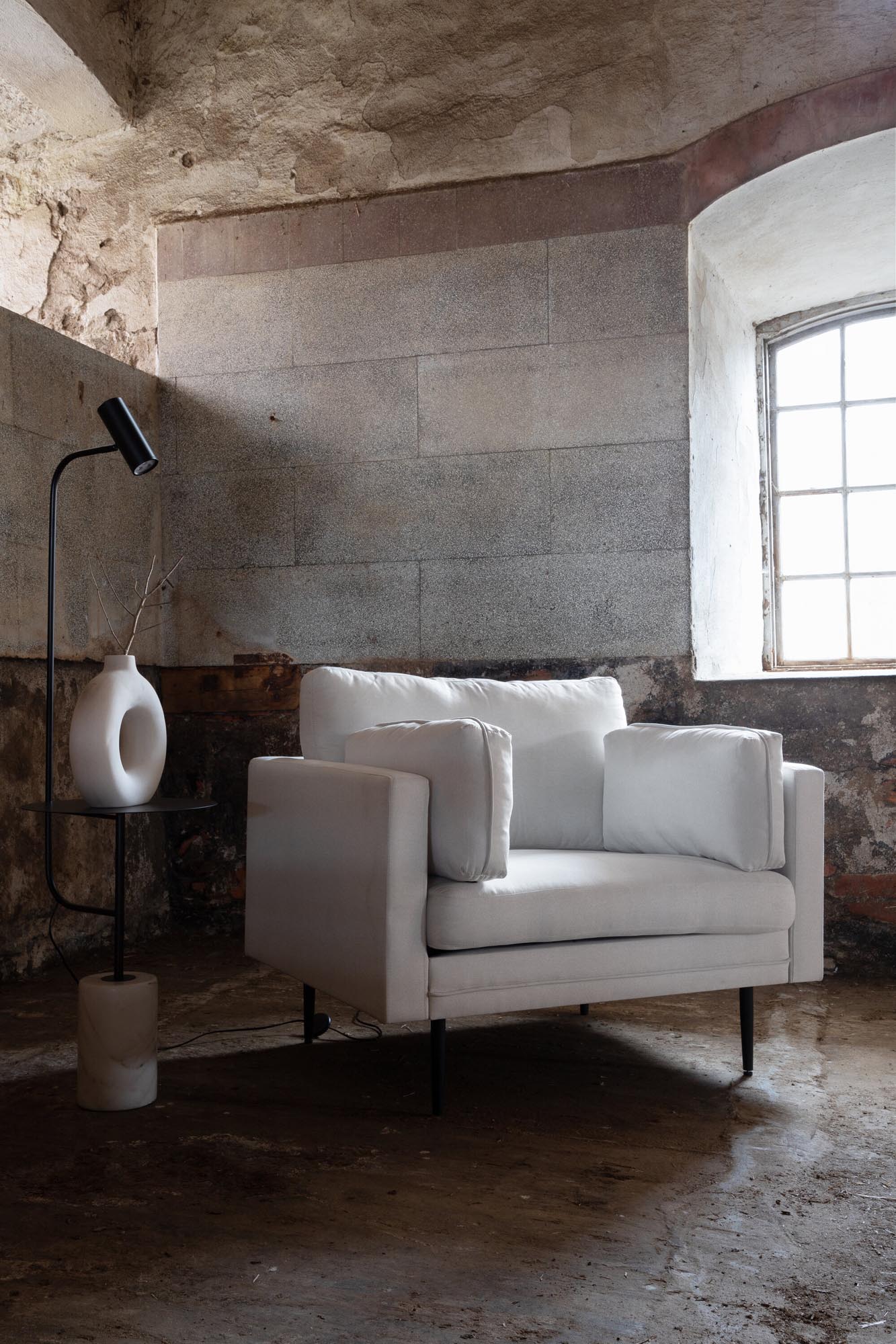 Entdecken Sie den Boom Sessel von Venture Home: Luxuriöser Samt, modernes Design und vielseitige Gestaltungsmöglichkeiten für Ihr stilvolles Zuhause.