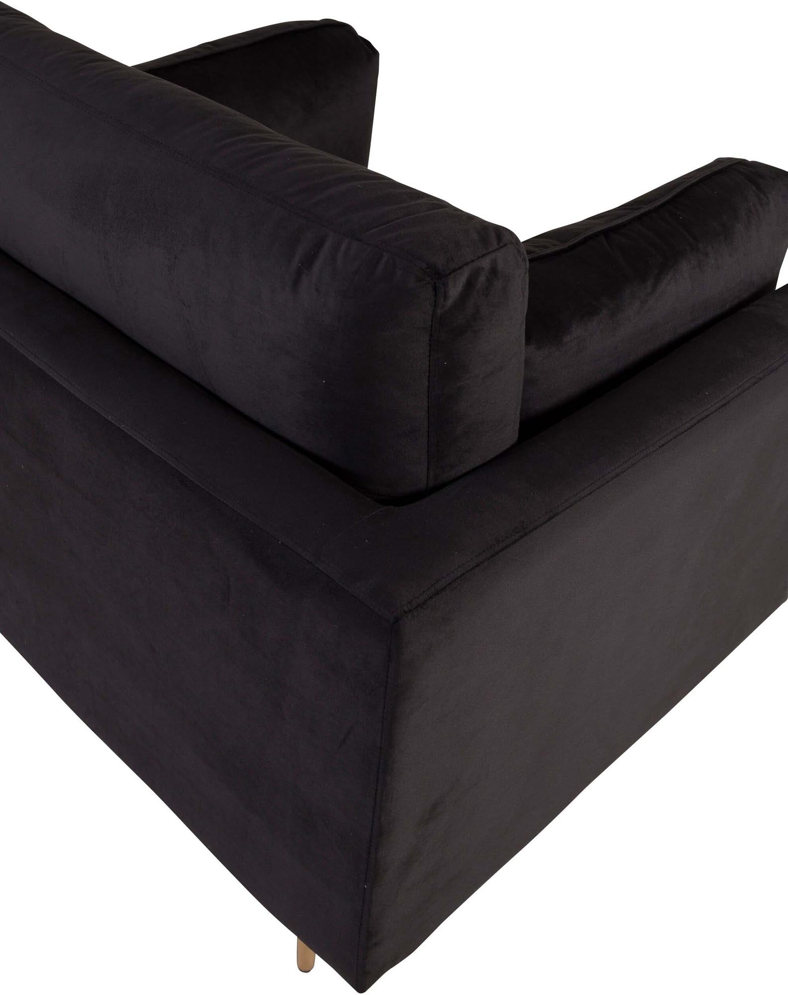 Entdecken Sie den Boom Sessel von Venture Home – ein luxuriöser Samtsessel, der mit seinem modernen Design und hohen Beinen jeden Raum aufwertet.