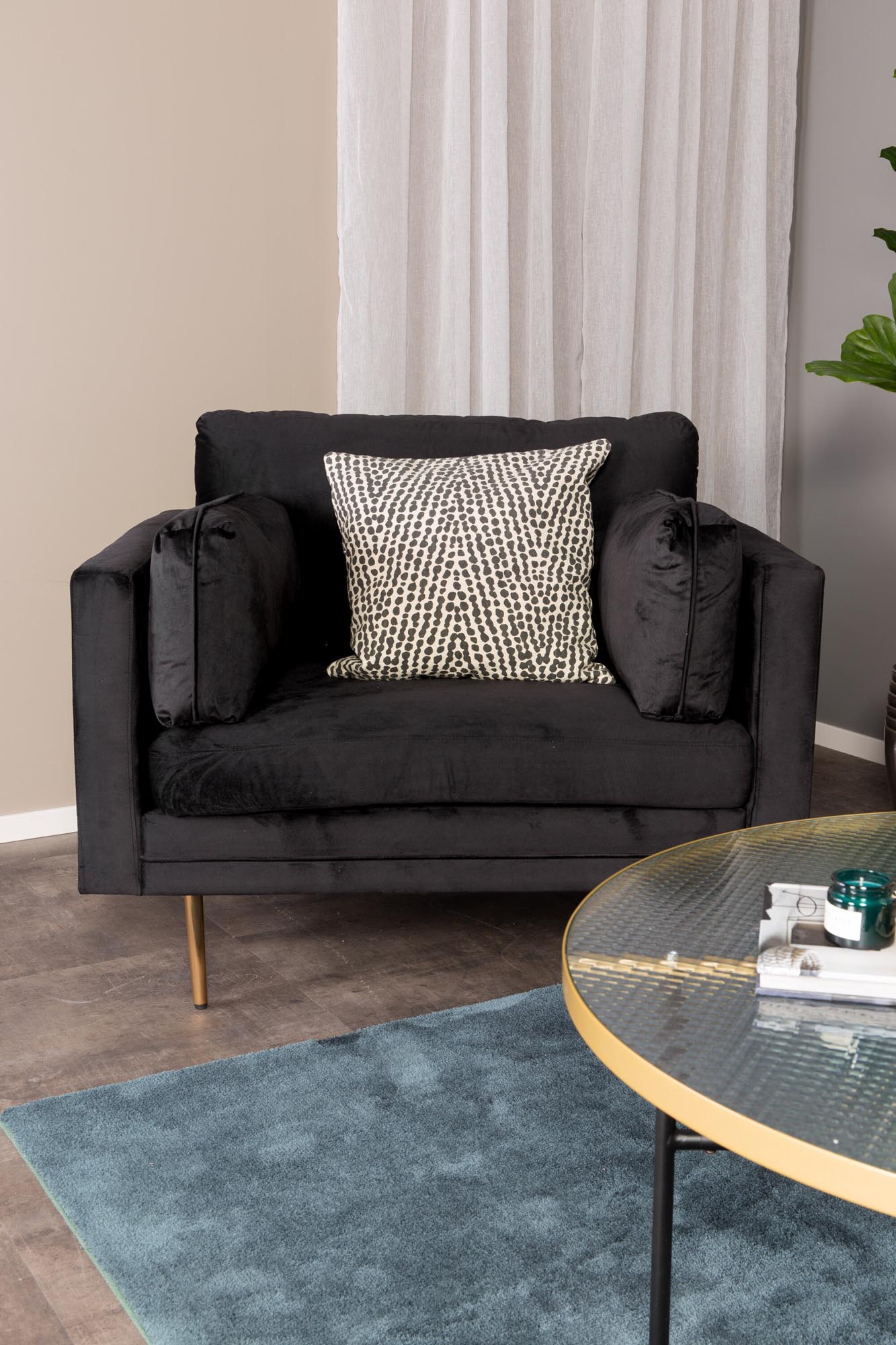 Entdecken Sie den Boom Sessel von Venture Home: Eleganter Samt, luftige Beine und modernes Design für stilvolle Wohnräume.