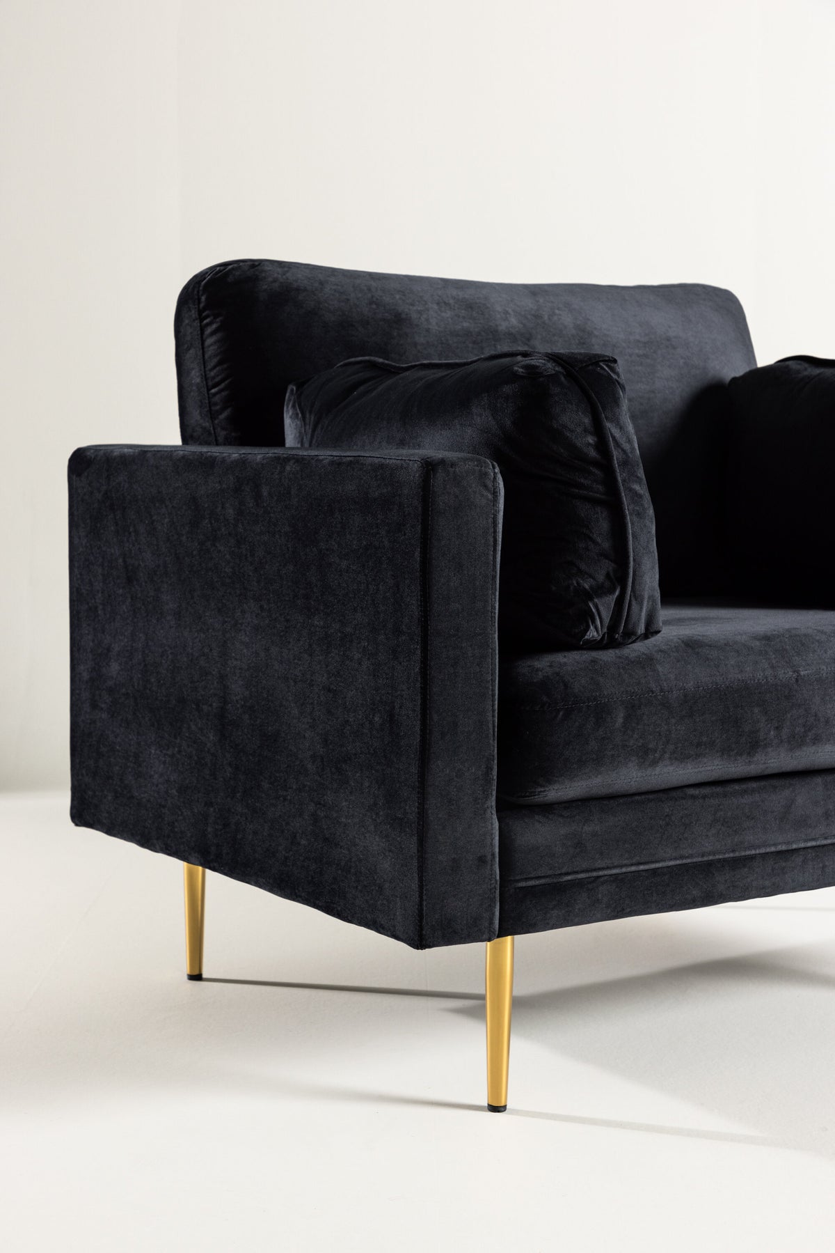 Boom Sessel in Schwarz präsentiert im Onlineshop von KAQTU Design AG. Sessel mit Armlehnen ist von Venture Home