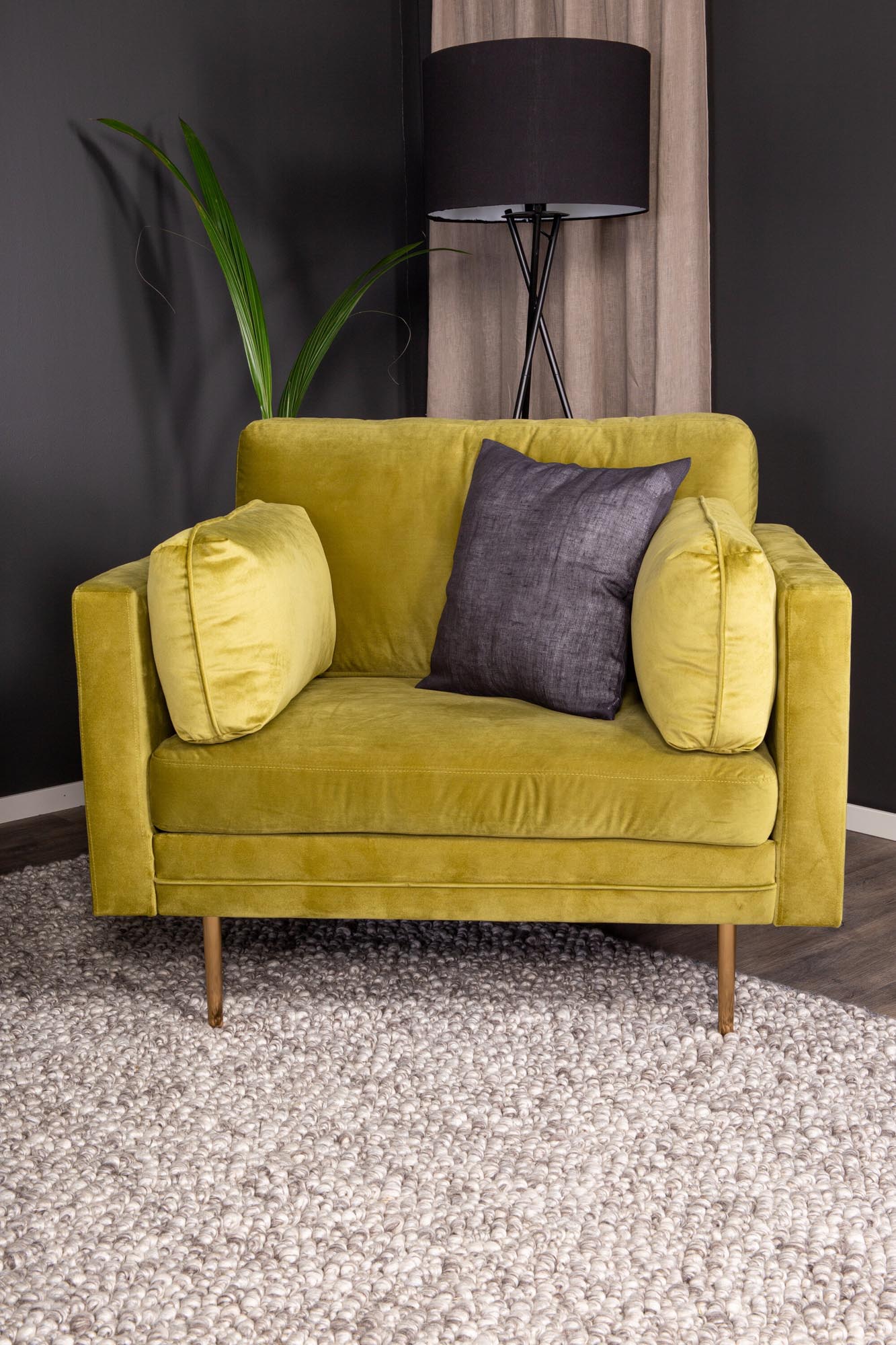 Entdecken Sie den Boom Sessel von Venture Home: Luxuriöser Samt, modernes Design und vielseitige Gestaltungsmöglichkeiten für Ihr stilvolles Zuhause.