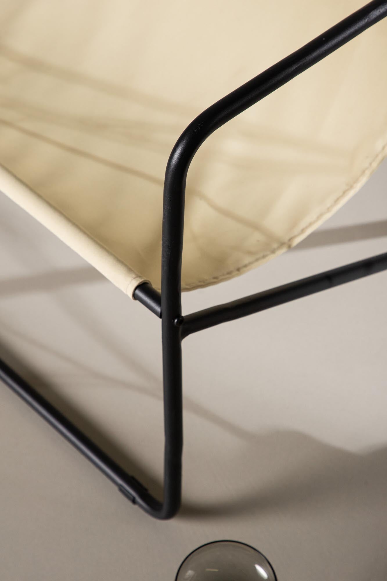 Vernon Sessel von Venture Home: Stilvolle Eleganz und bequeme Sitzgelegenheit für jedes moderne Zuhause. Ideal für entspannte Momente.