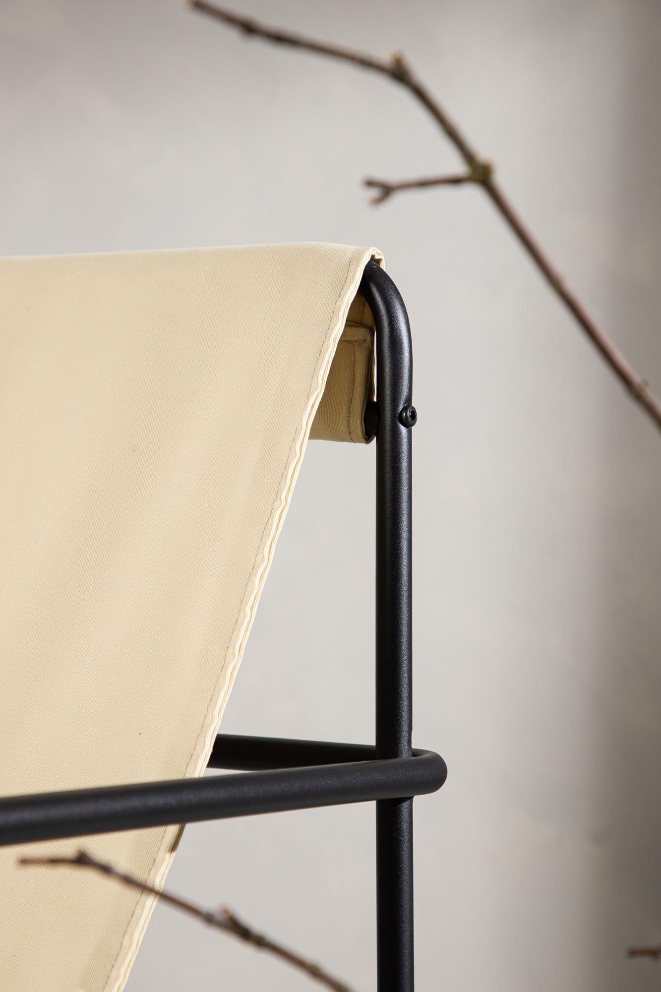 Vernon Sessel von Venture Home: Eleganter Beistellstuhl mit hochwertigem Fleece und stabiler Stahlkonstruktion. Perfekt für stilvolle Wohnräume.