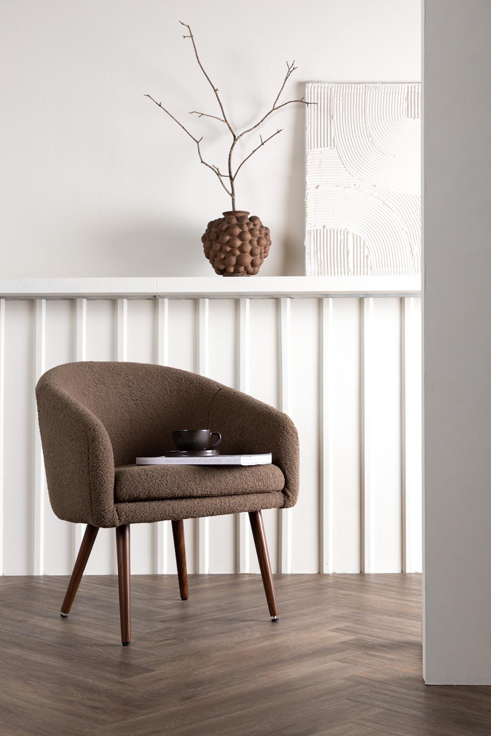 Wanda Sessel in Braun präsentiert im Onlineshop von KAQTU Design AG. Sessel mit Armlehnen ist von Venture Home