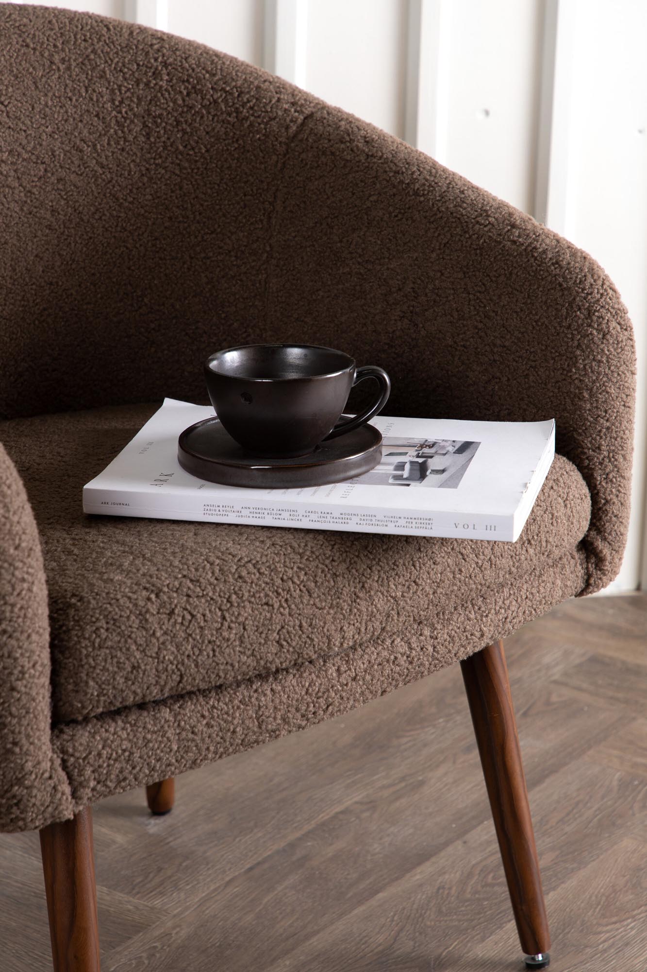 Genießen Sie den Wanda Sessel von Venture Home – ein eleganter, komfortabler Sessel mit ergonomischen Armlehnen und pflegeleichtem Teddy-Stoff.