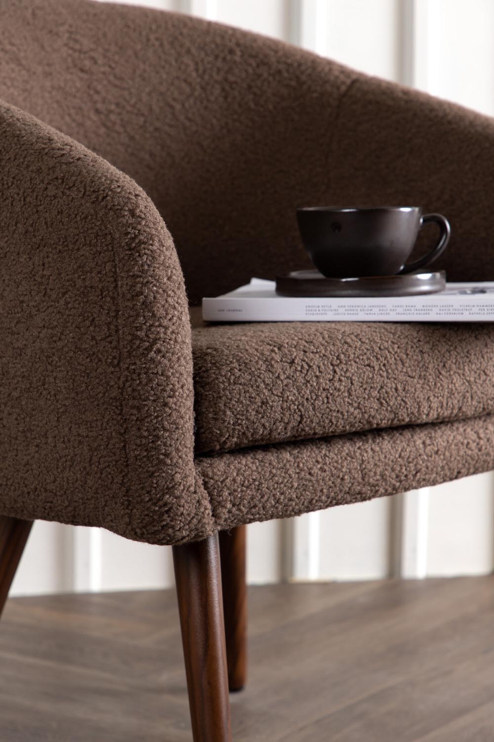 Wanda Sessel in Braun präsentiert im Onlineshop von KAQTU Design AG. Sessel mit Armlehnen ist von Venture Home