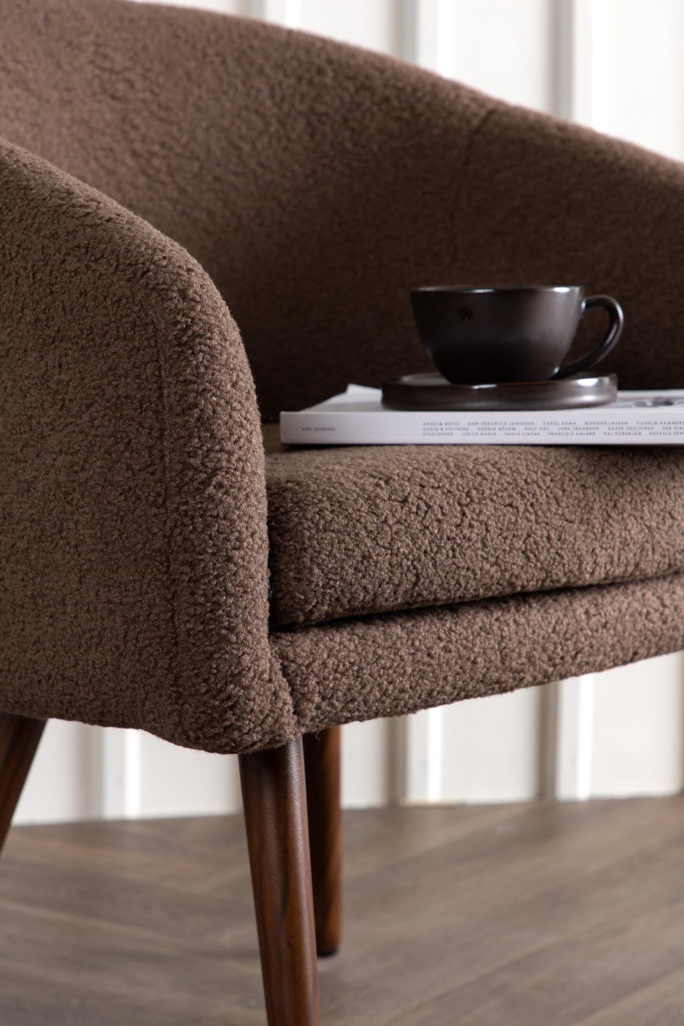 Entdecken Sie den Wanda Sessel von Venture Home: stilvoll, gemütlich und aus hochwertigem Teddy-Material für ultimativen Komfort und Eleganz.